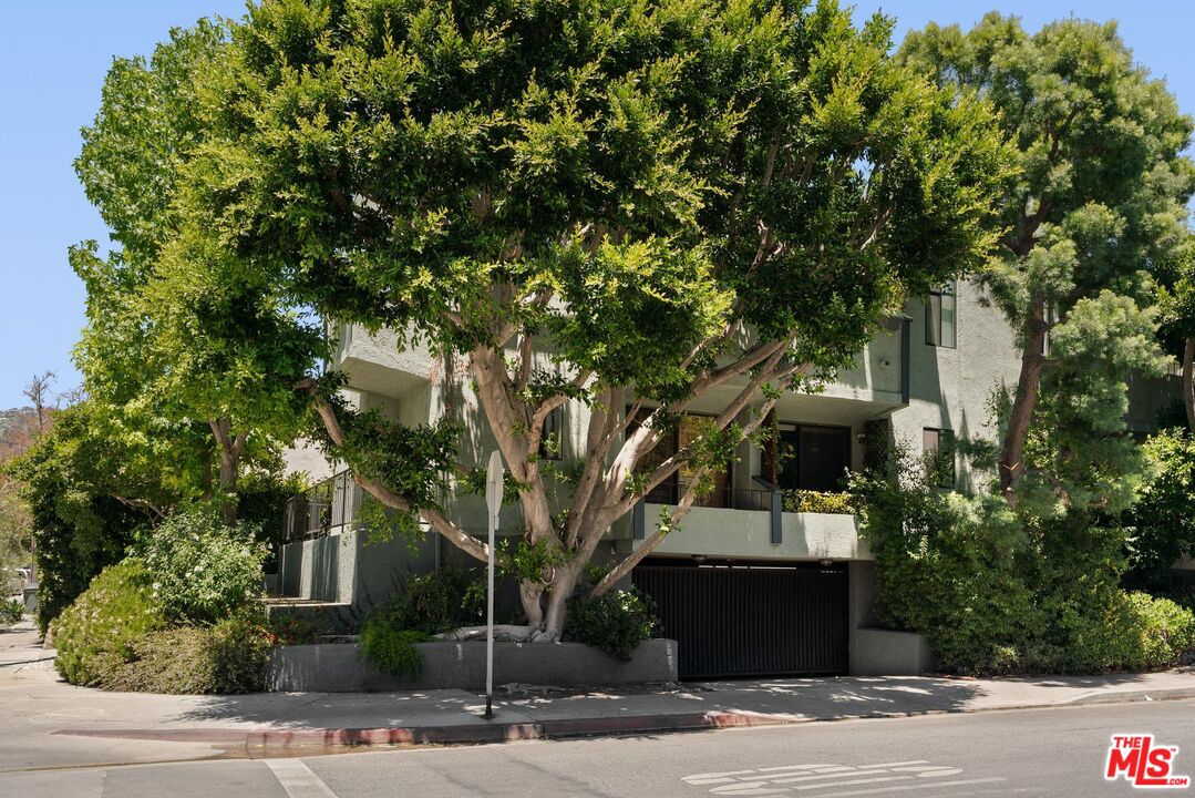 West Hollywood, California, 90069, United States, 2 Bedrooms Bedrooms, ,3 BathroomsBathrooms,Residential,For Sale,1896709