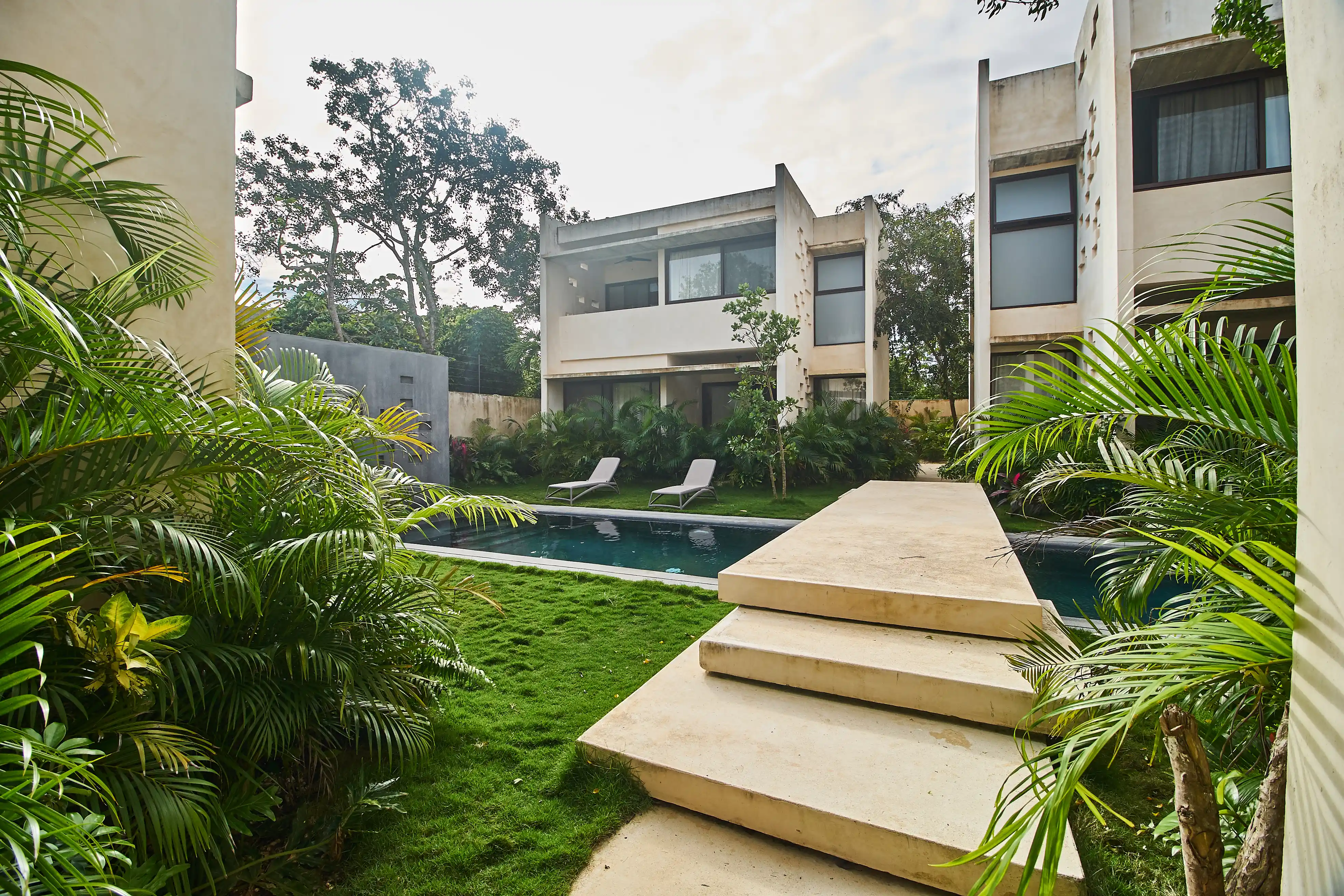  Turnkey Investment: 13-Unit Complex at Market Price - 物件實景