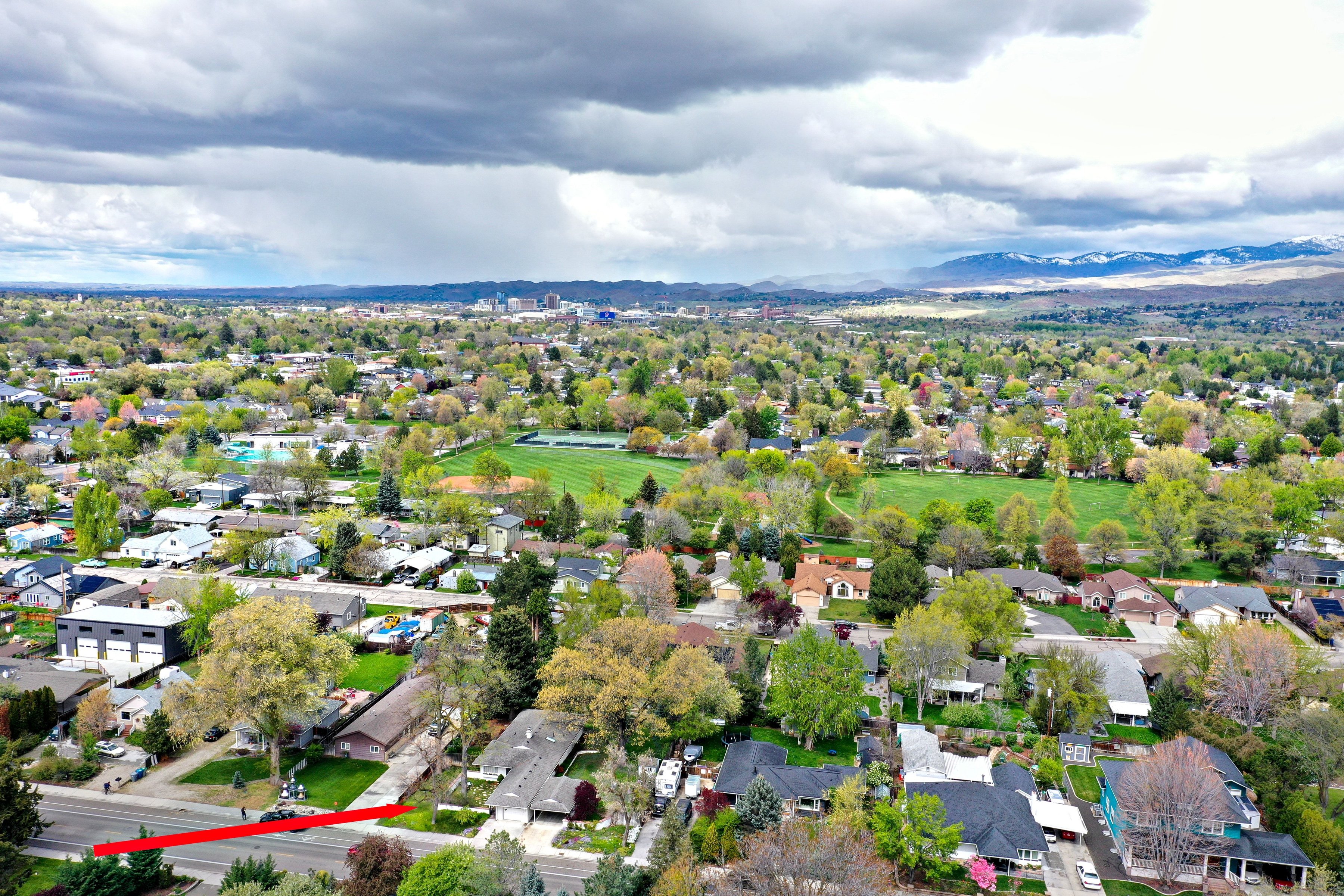  Storybook Single-Level Brick Cottage with Privacy and Expansive Gardens - 物件實景