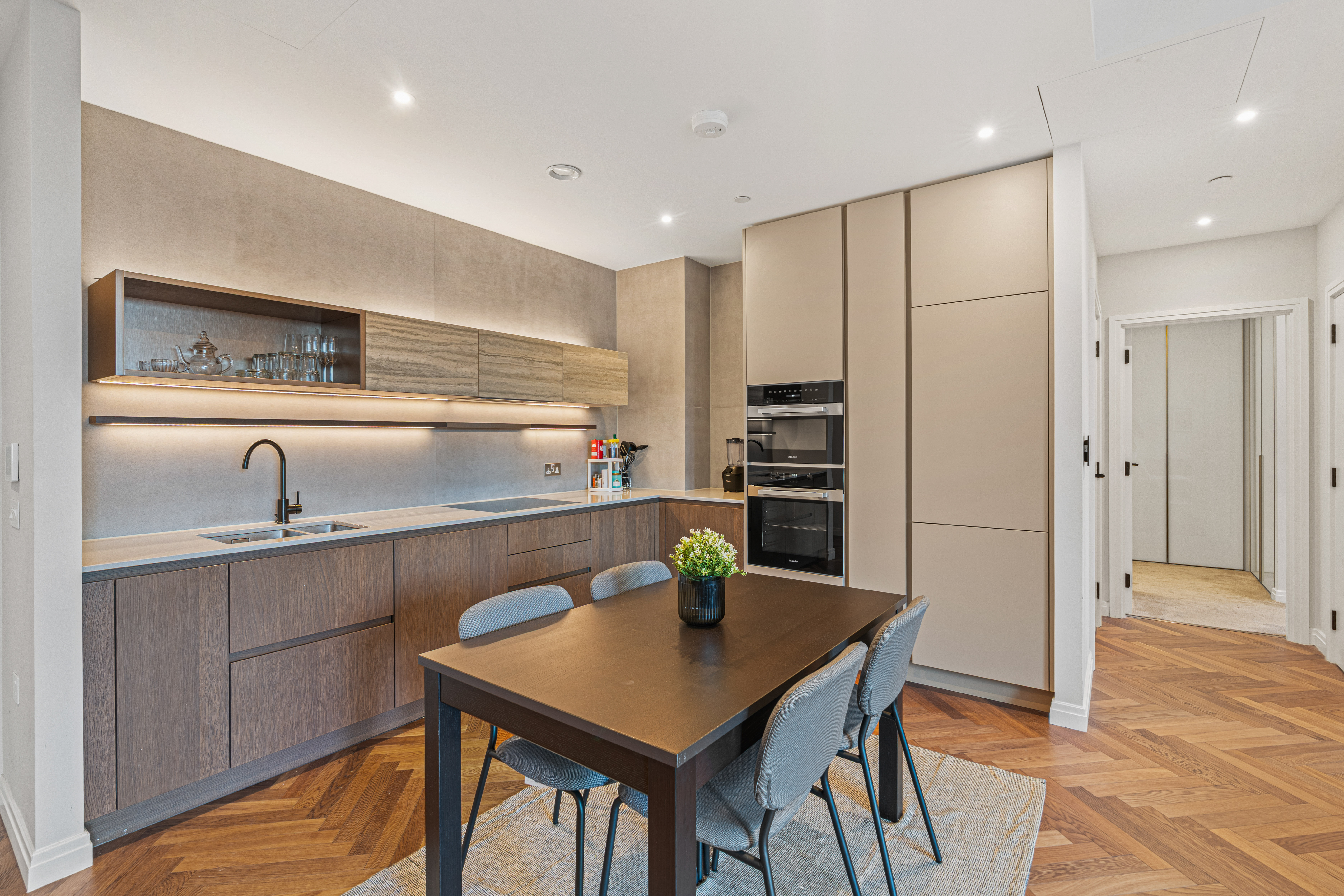  A Contemporary Two-Bedroom Apartment with a Balcony at King’s Road Park - 物件實景