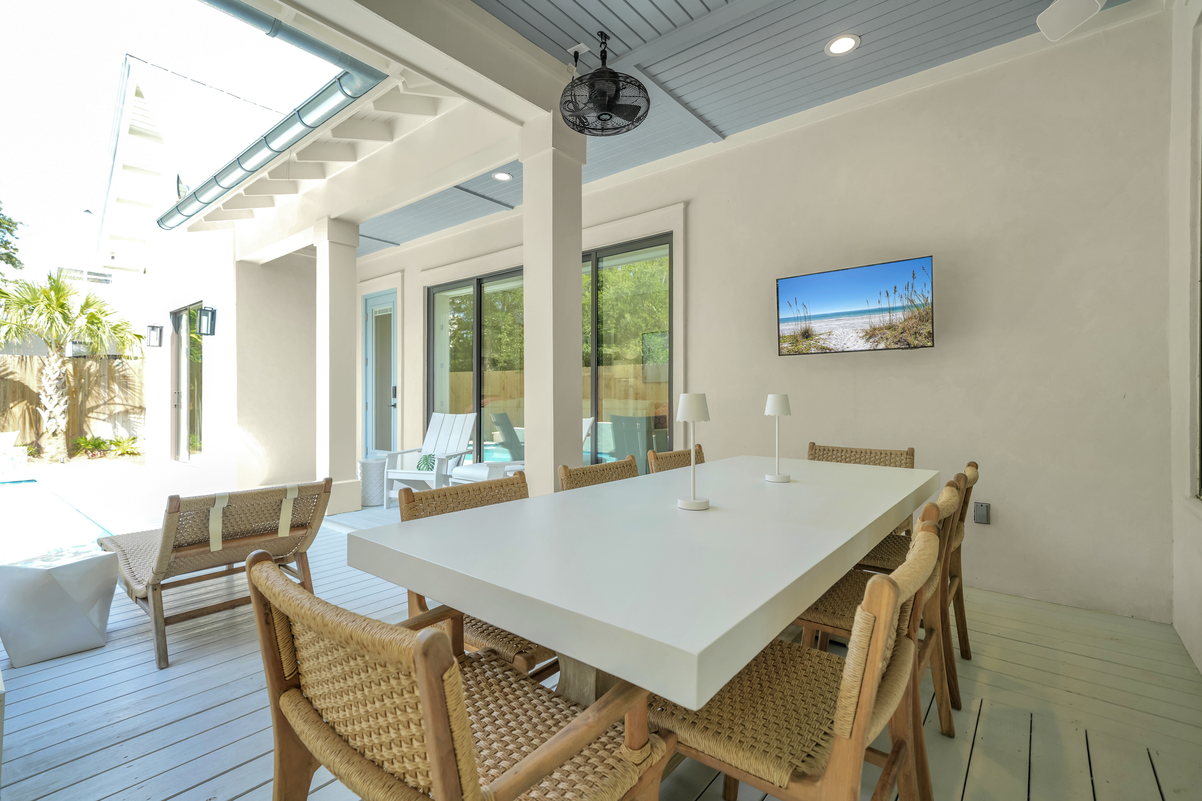 Custom Coastal Home With Private Pool And Expansive Outdoor Living - 物件實景