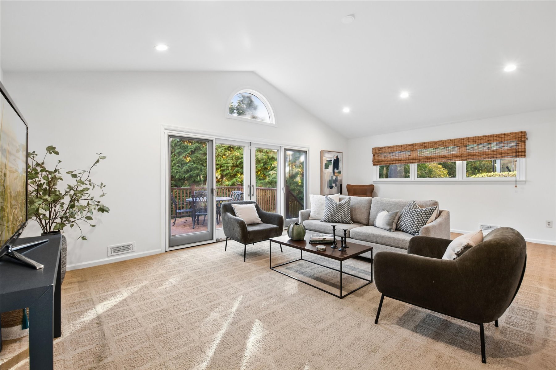  Split Level Home Offers Generous Living Spaces and Inviting Outdoor Areas - 物件實景