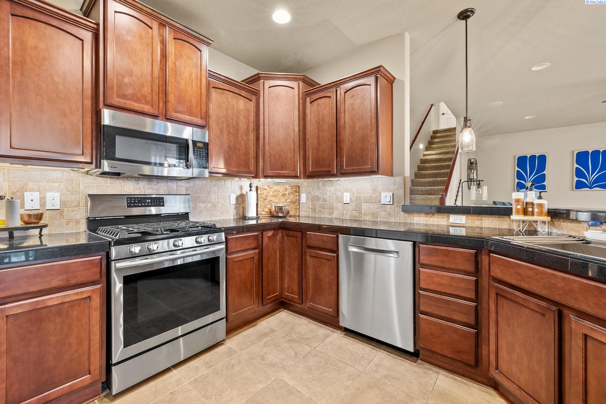 Kennewick, Washington, 99338, United States, 4 Bedrooms Bedrooms, ,3 BathroomsBathrooms,Residential,For Sale,1982934