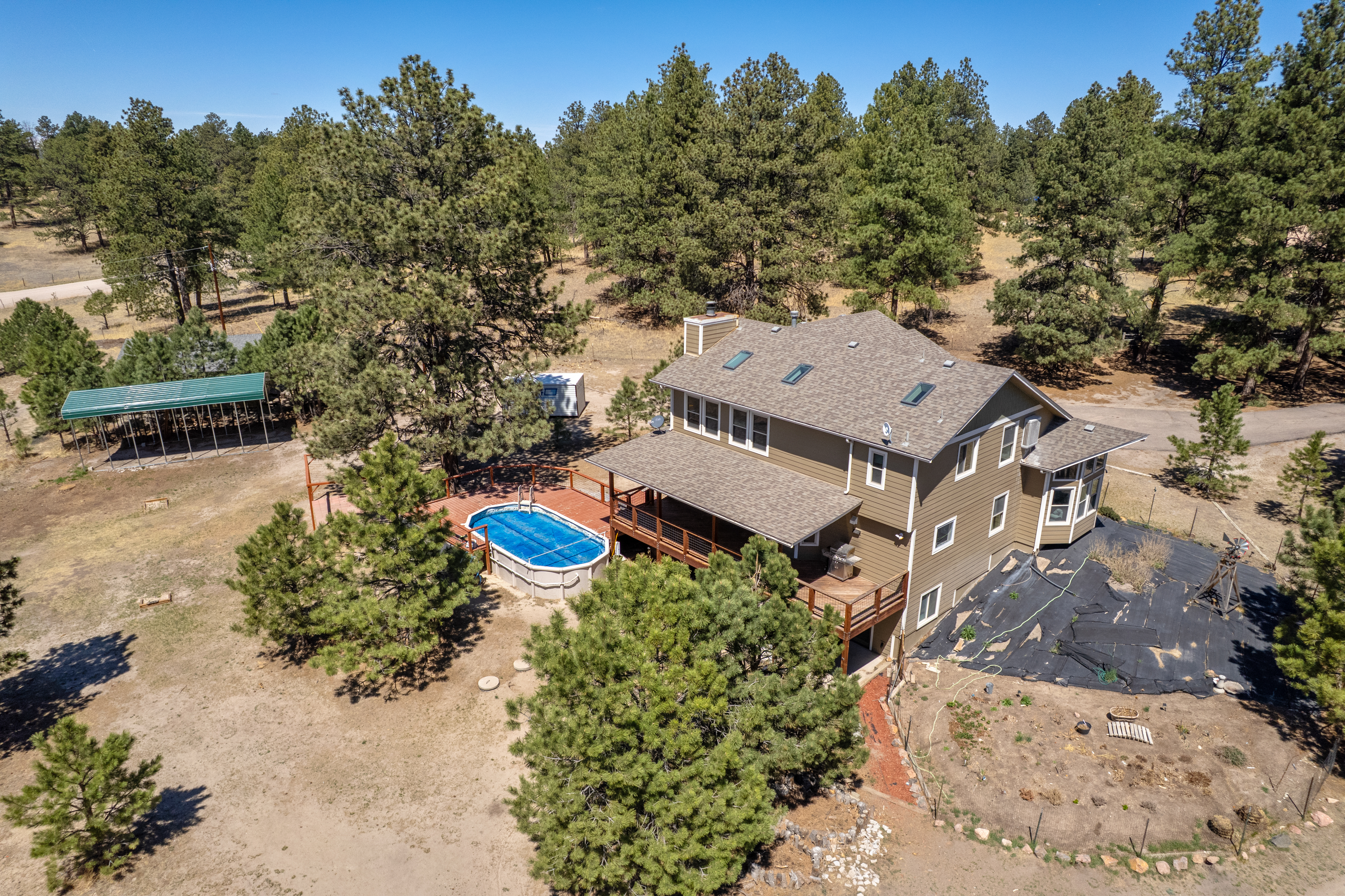  Set behind a gated entry on two and a half wooded acres - 物件實景