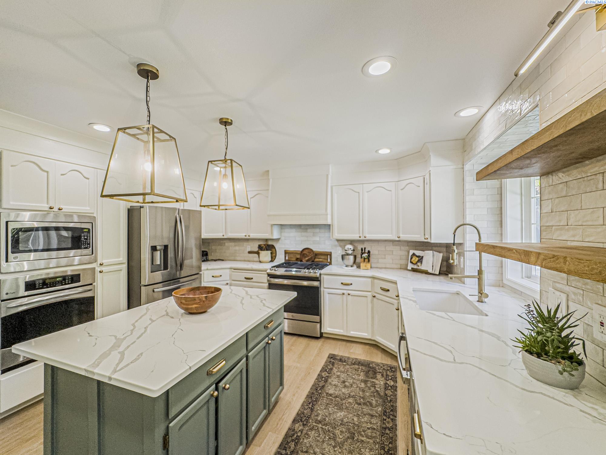 Richland, Washington, 99352, United States, 5 Bedrooms Bedrooms, ,4 BathroomsBathrooms,Residential,For Sale,1927234