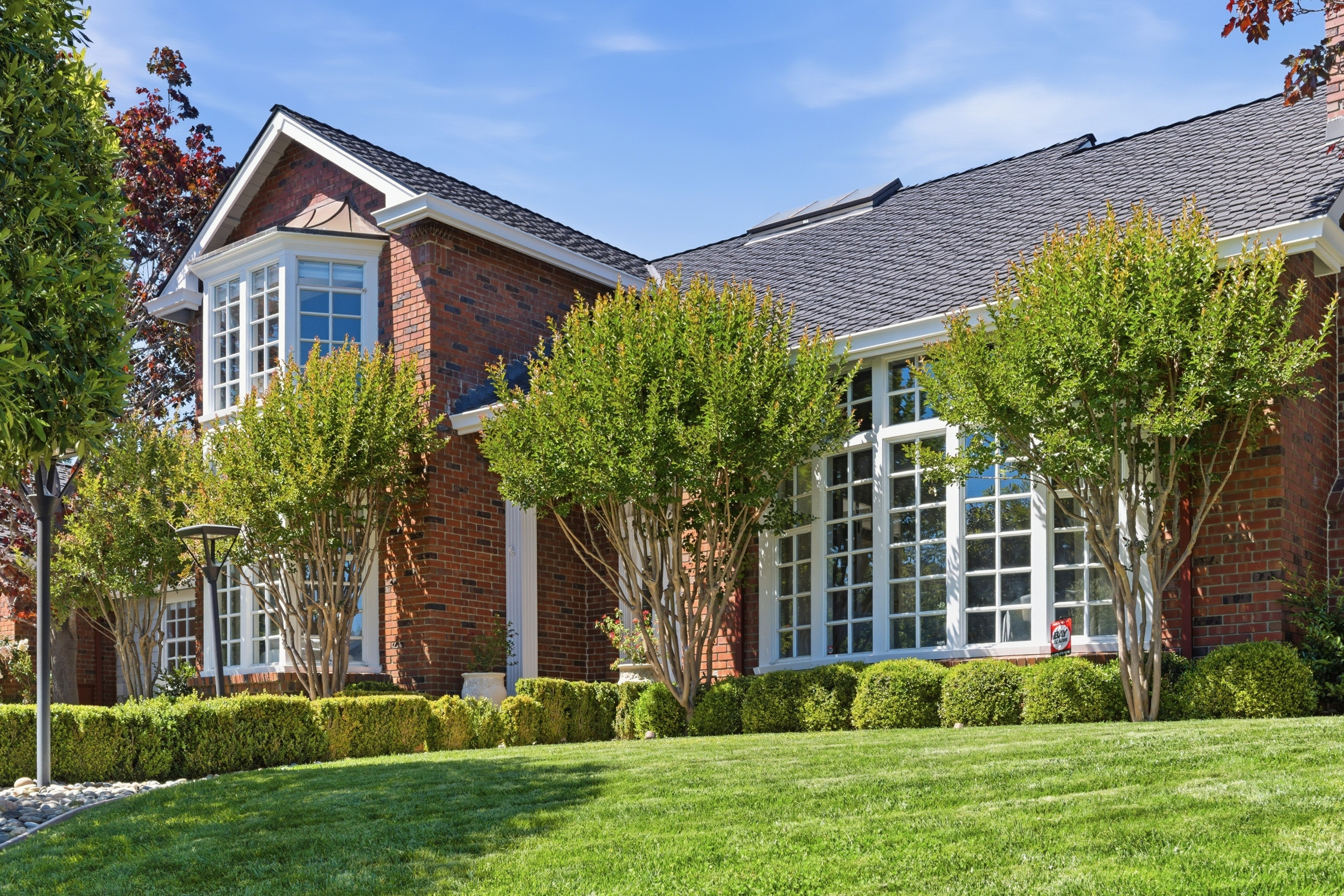  Timeless Transitional Estate with Resort-Style Backyard - 物件實景