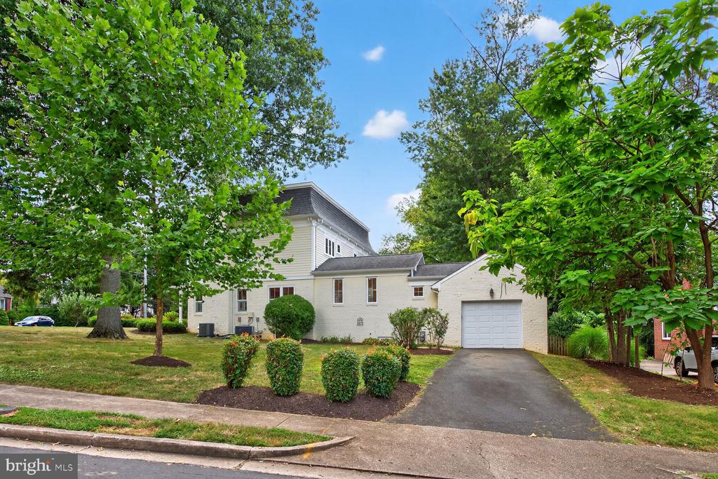 Arlington, Virginia, 22213, United States, 5 Bedrooms Bedrooms, ,5 BathroomsBathrooms,Residential,For Sale,1982488