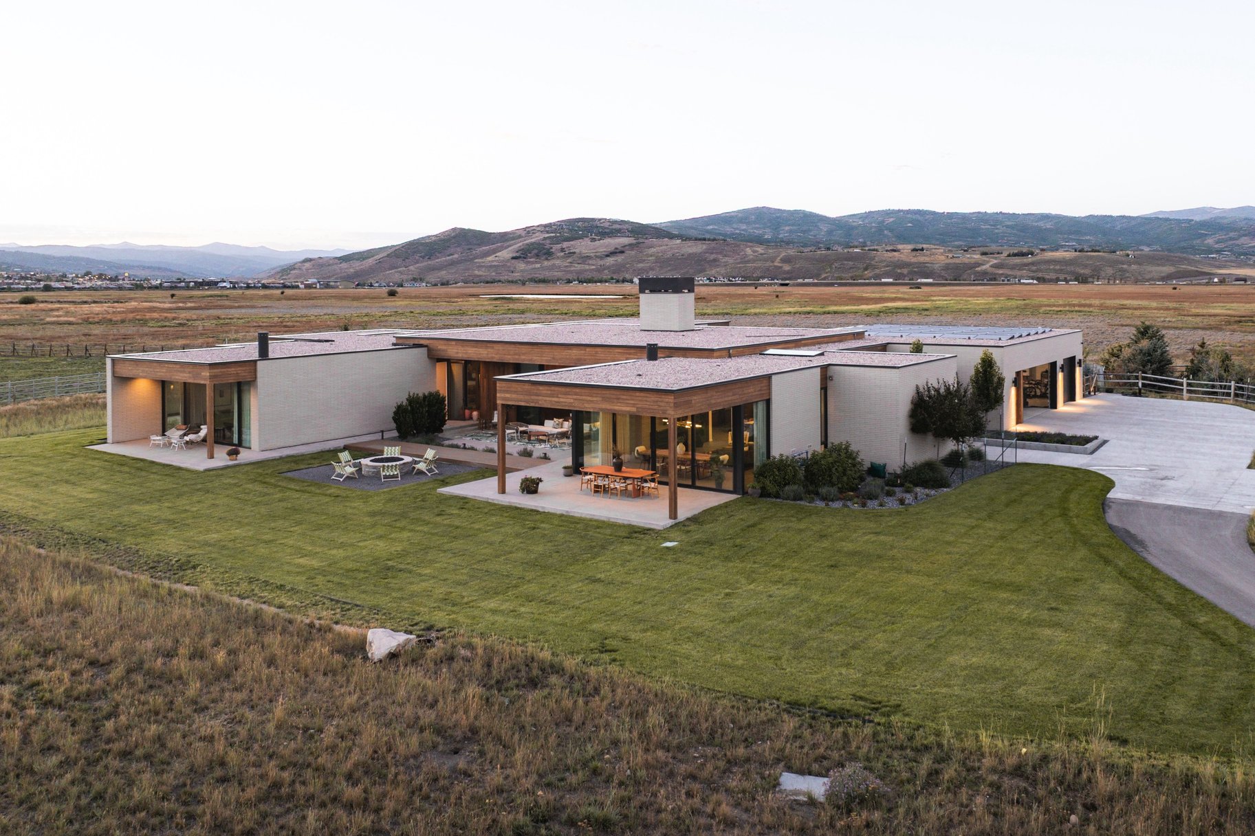  Single-Level Modern at Old Ranch Road Surrounded by Meadow and Mountain Views - 物件實景