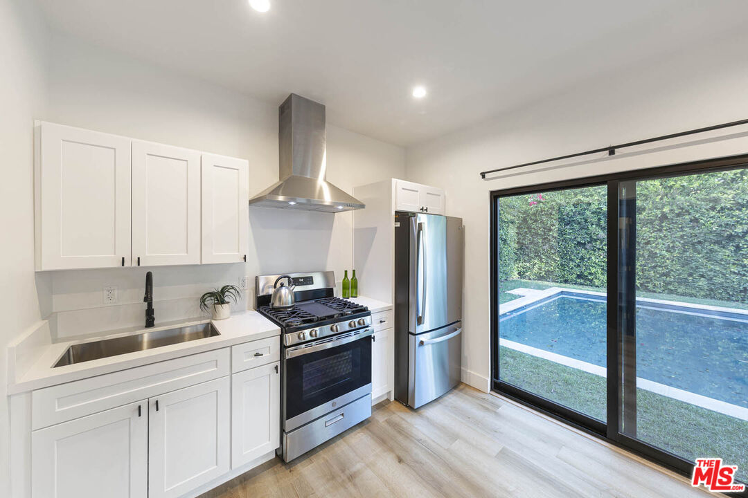 Los Angeles, California, 90048, United States, 4 Bedrooms Bedrooms, ,2 BathroomsBathrooms,Residential,For Sale,1862475