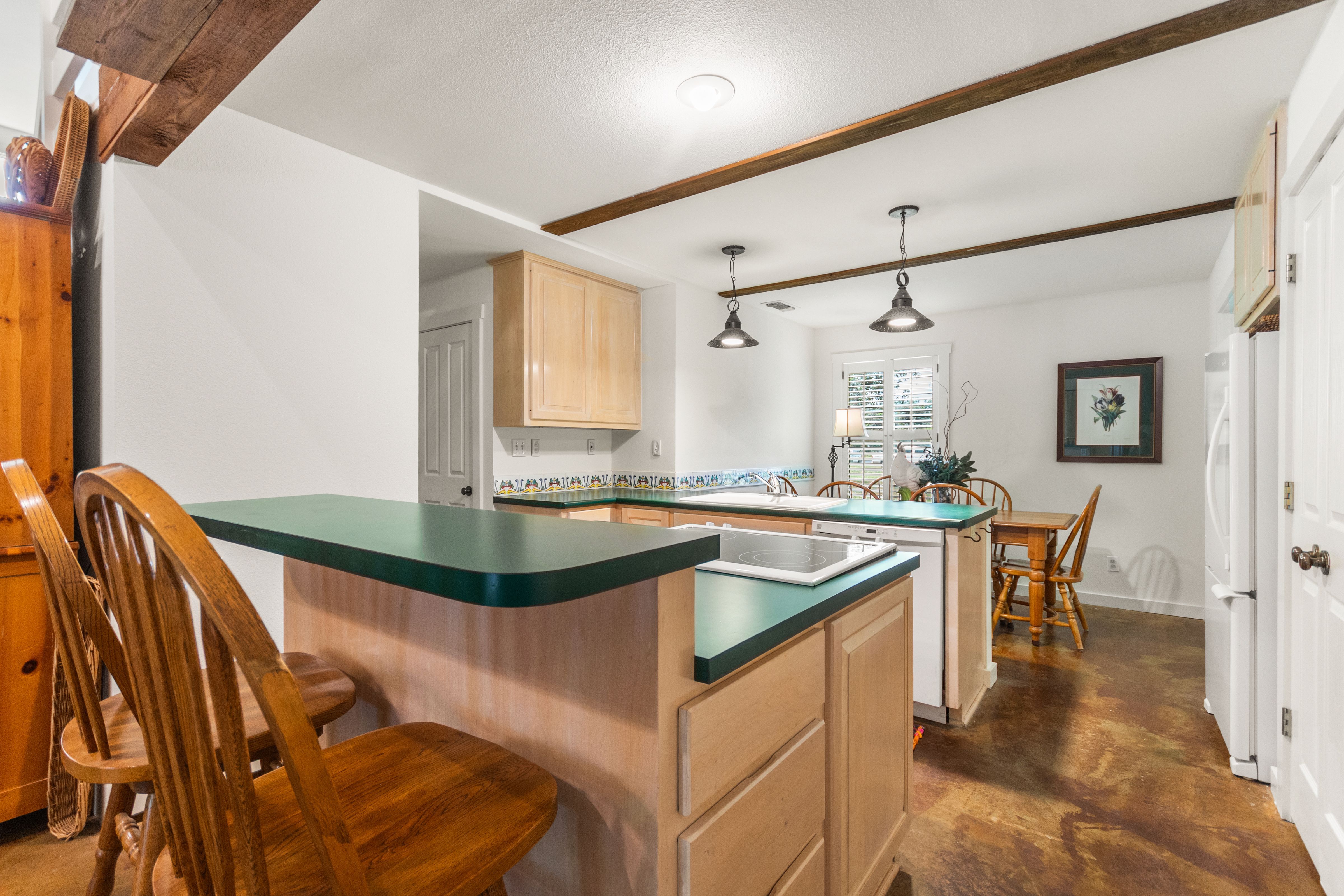  Privacy, Hill Country Charm and Income Potential - 物件實景