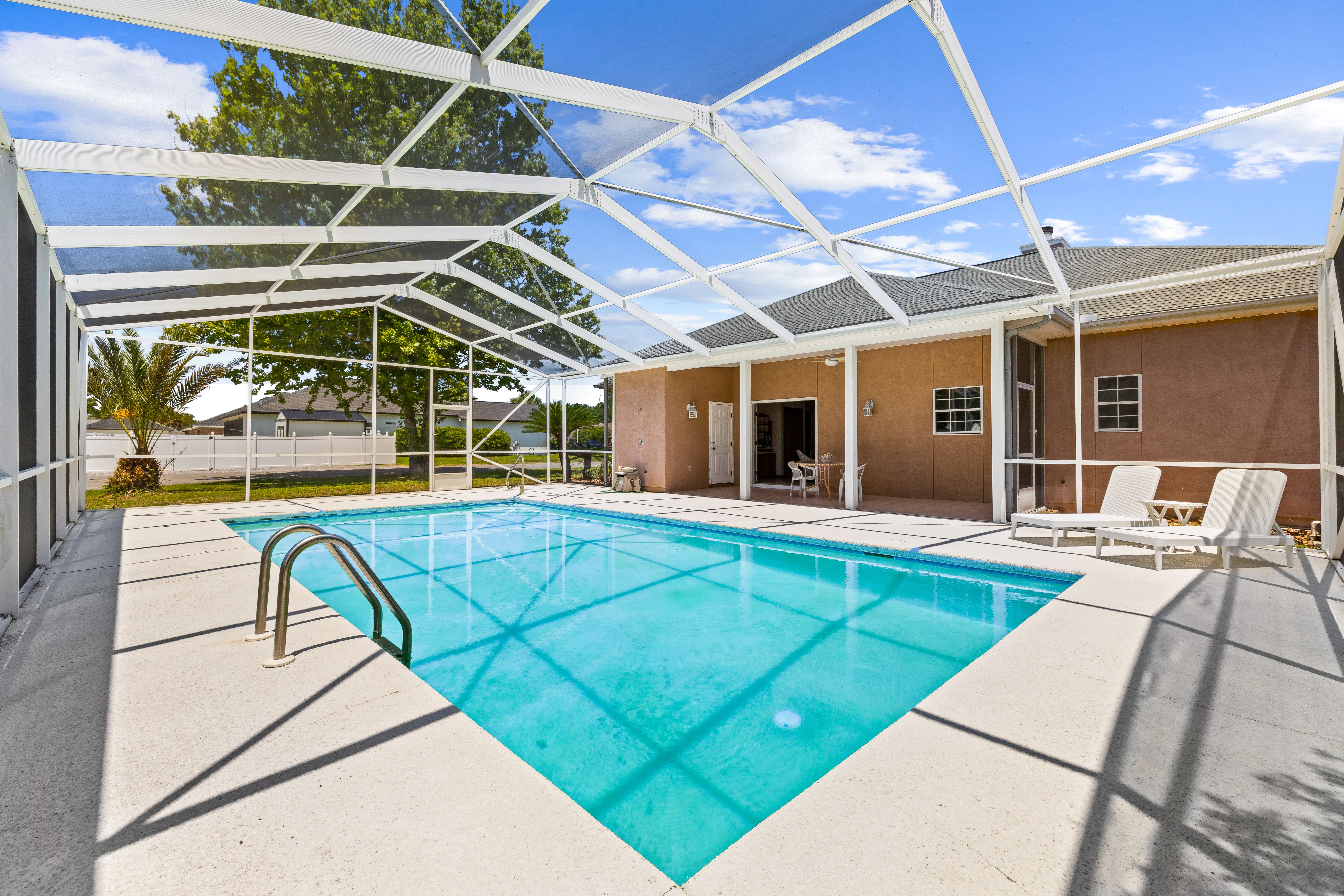  Corner Lot Home with Screened Pool Near Beach - 物件實景