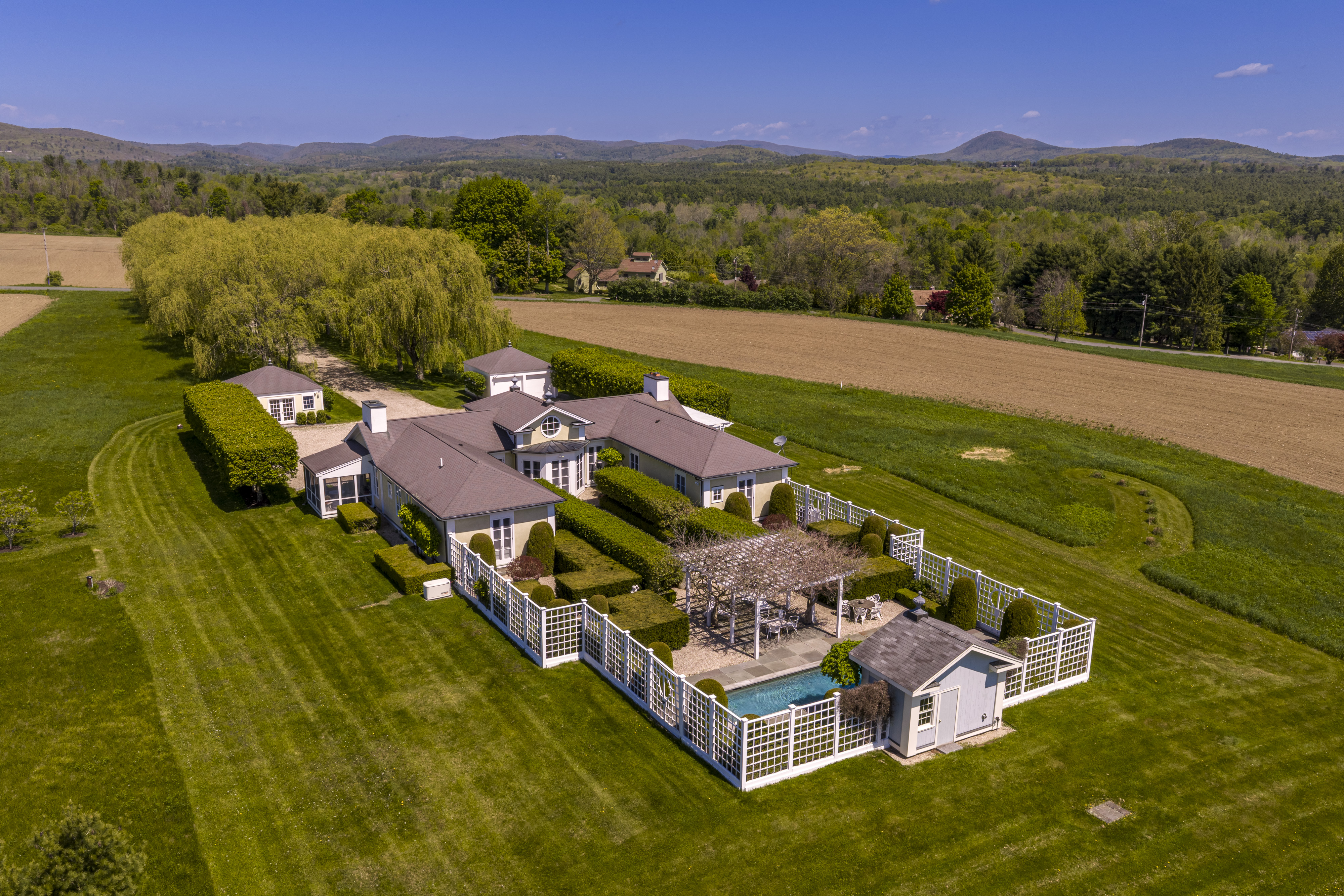  Exquisite Contemporary Neoclassical Villa on Seven Acres with Sweeping Rural Vie - 物件實景