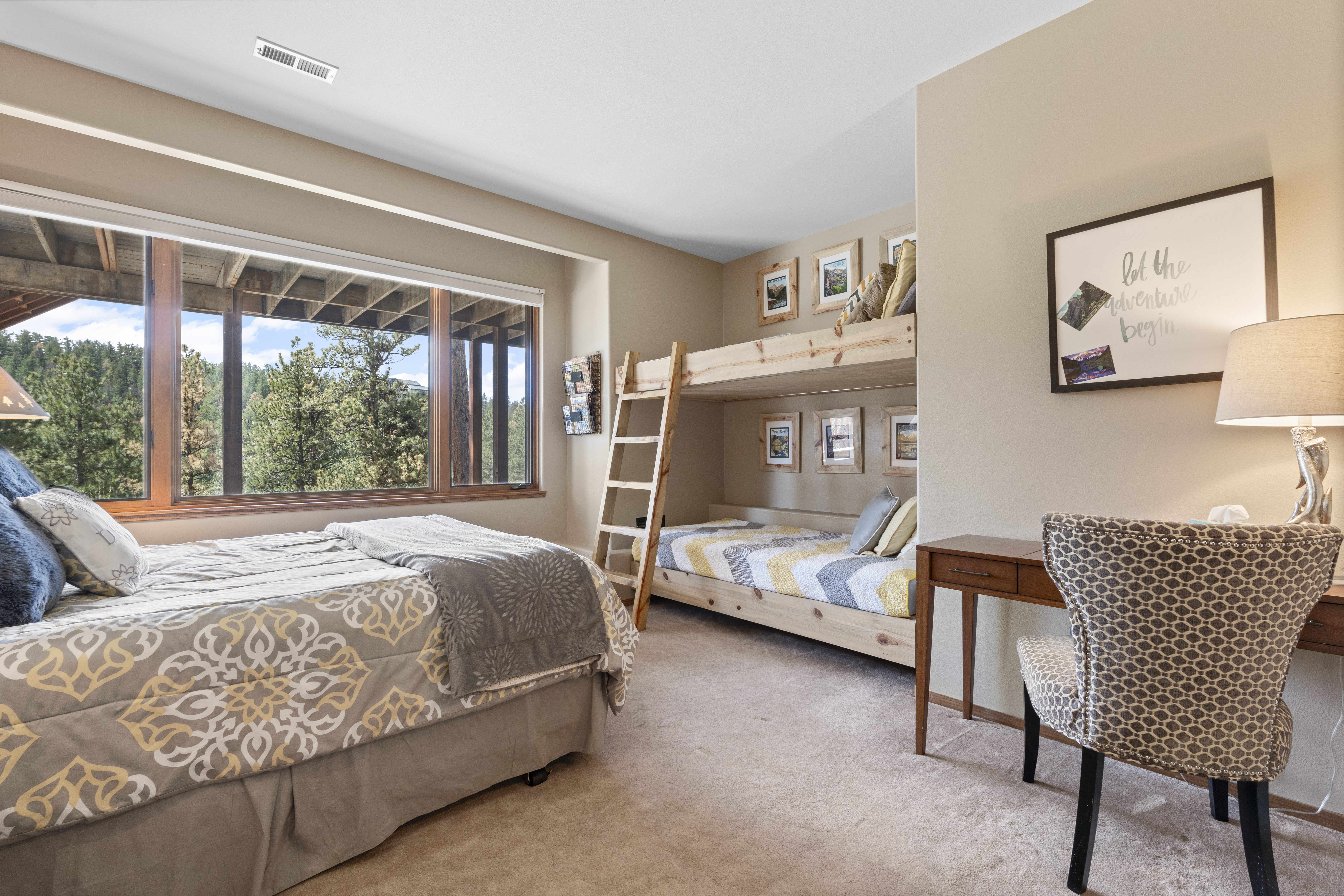  Set on 10+ private acres in the sought-after Ruby Ranch enclave - 物件實景