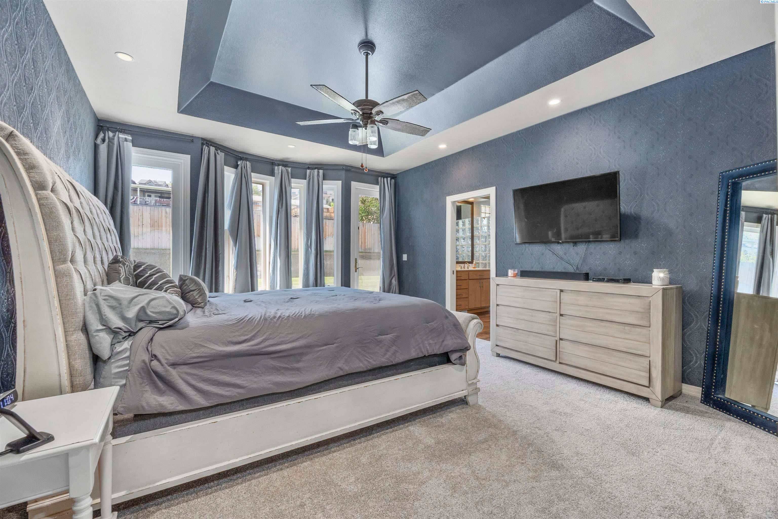 Kennewick, Washington, 99337, United States, 6 Bedrooms Bedrooms, ,4 BathroomsBathrooms,Residential,For Sale,1979182