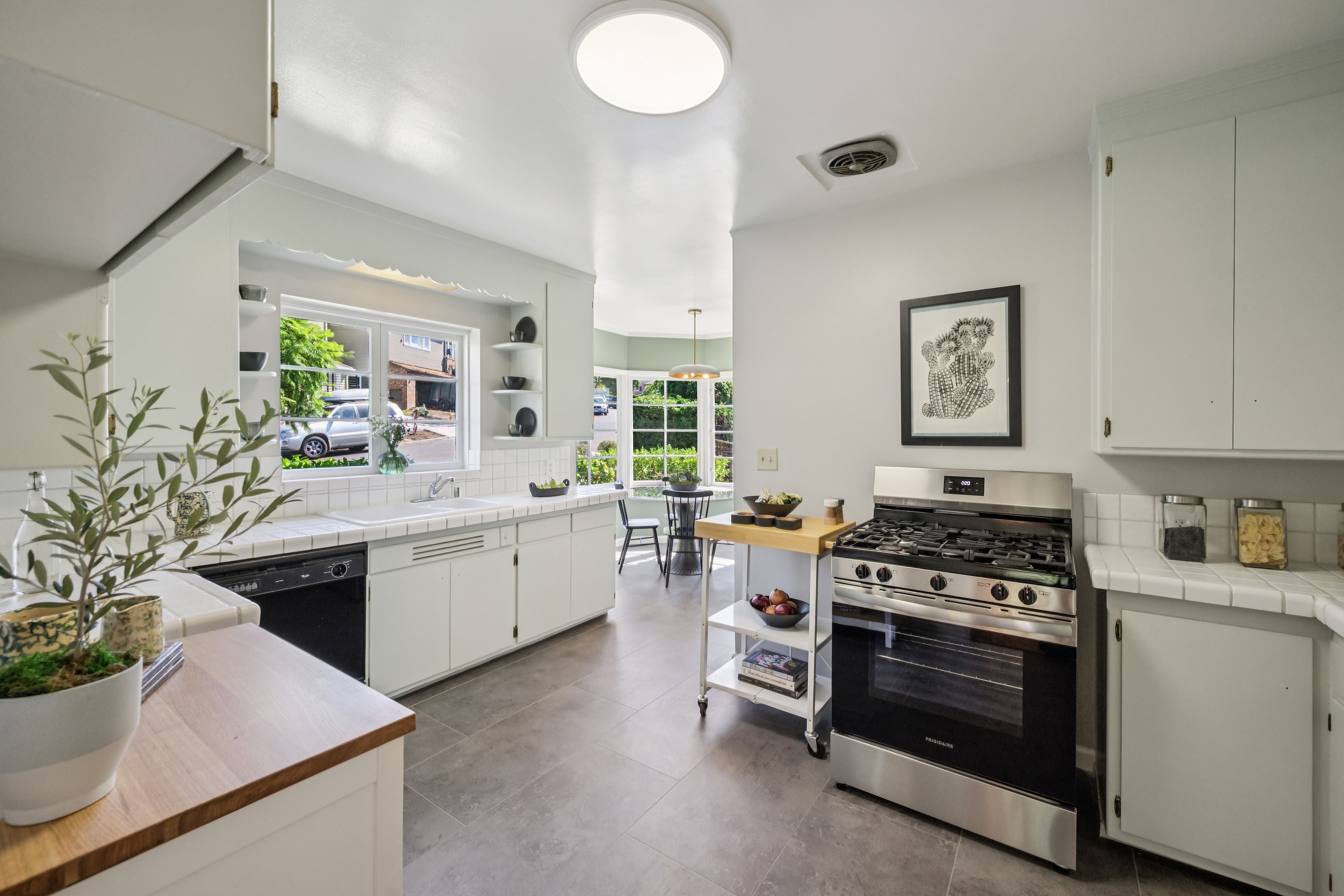  Spacious Corner-Lot Residence Offering Flexible Living Near Lake Merritt - 物件實景