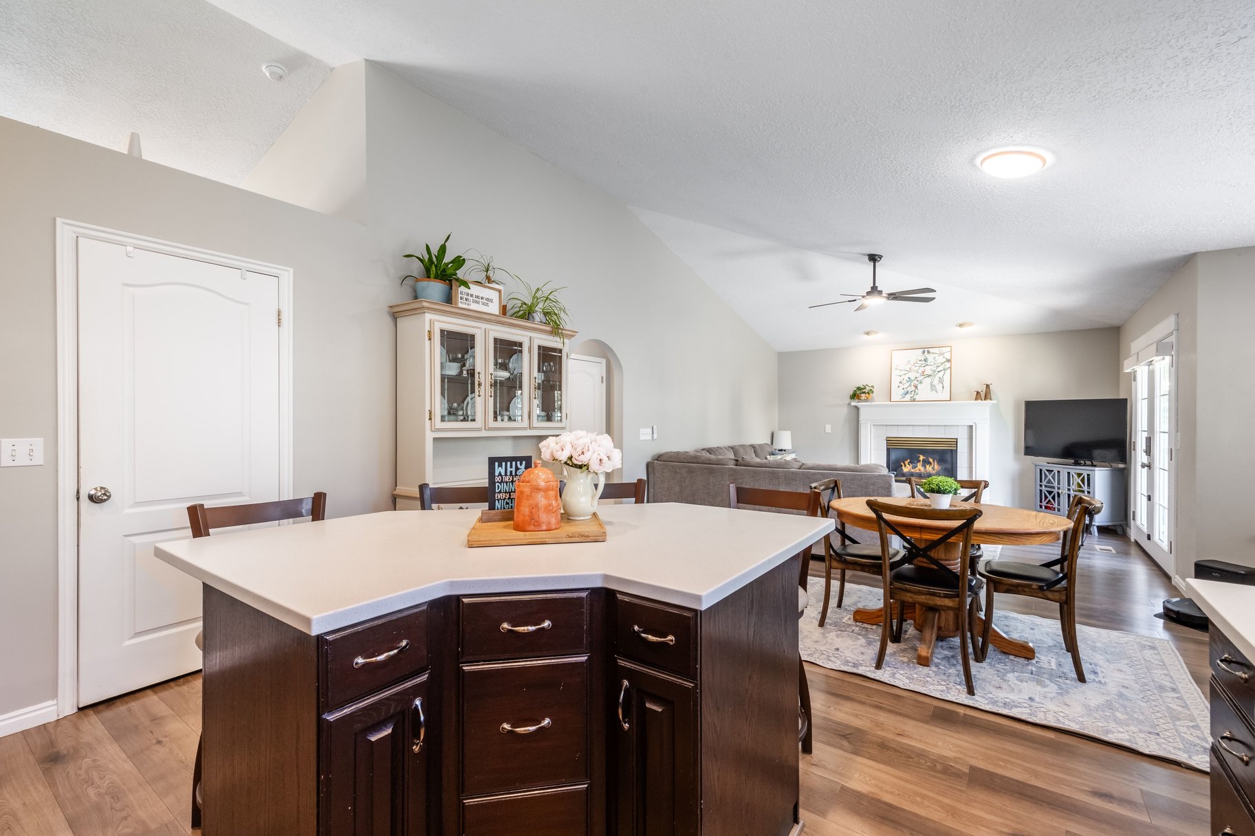  Multigenerational Living in South Jordan: 5 Beds, 2 Kitchens, 0.33-Acre Lot - 物件實景