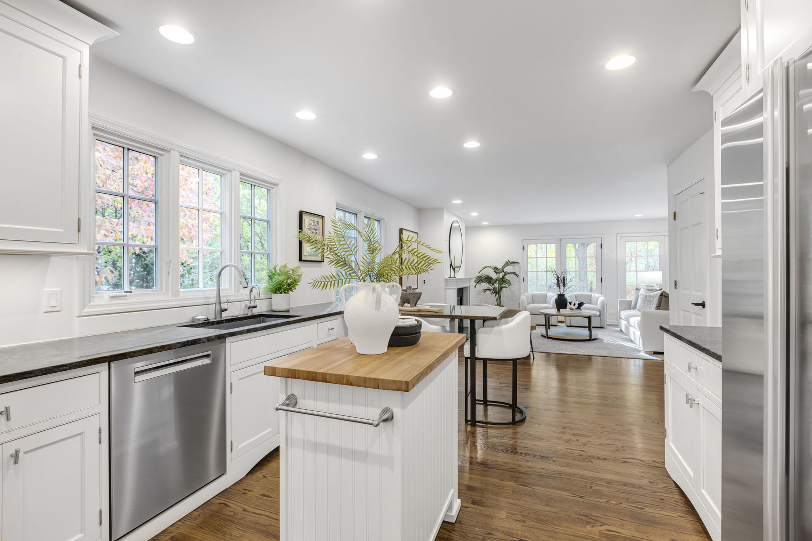 Lake Forest, Illinois, 60045, United States, 4 Bedrooms Bedrooms, ,3 BathroomsBathrooms,Residential,For Sale,1989668