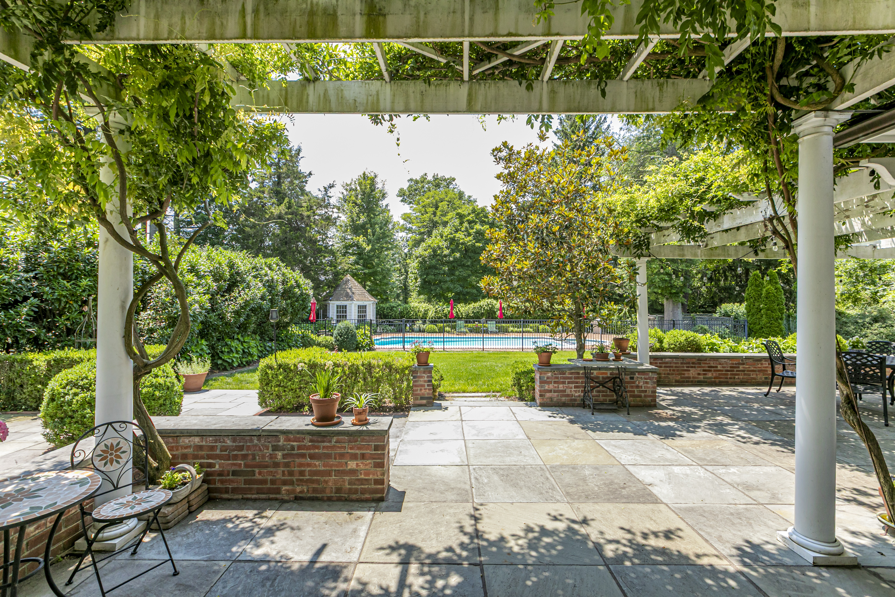  a gated western section home where  european gardens meet storybook style - 物件實景