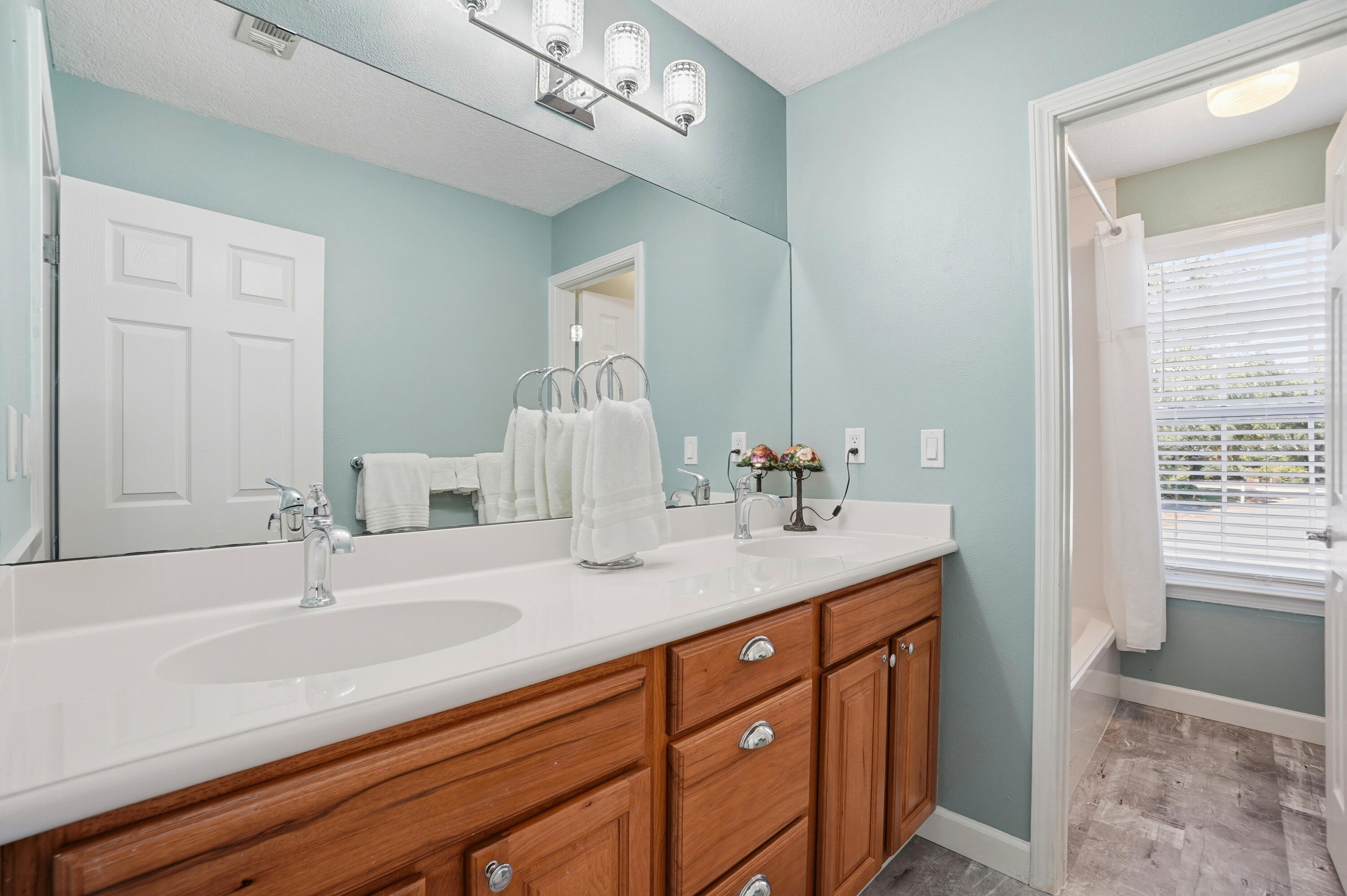 Niceville, Florida, 32578, United States, 5 Bedrooms Bedrooms, ,3 BathroomsBathrooms,Residential,For Sale,1997010