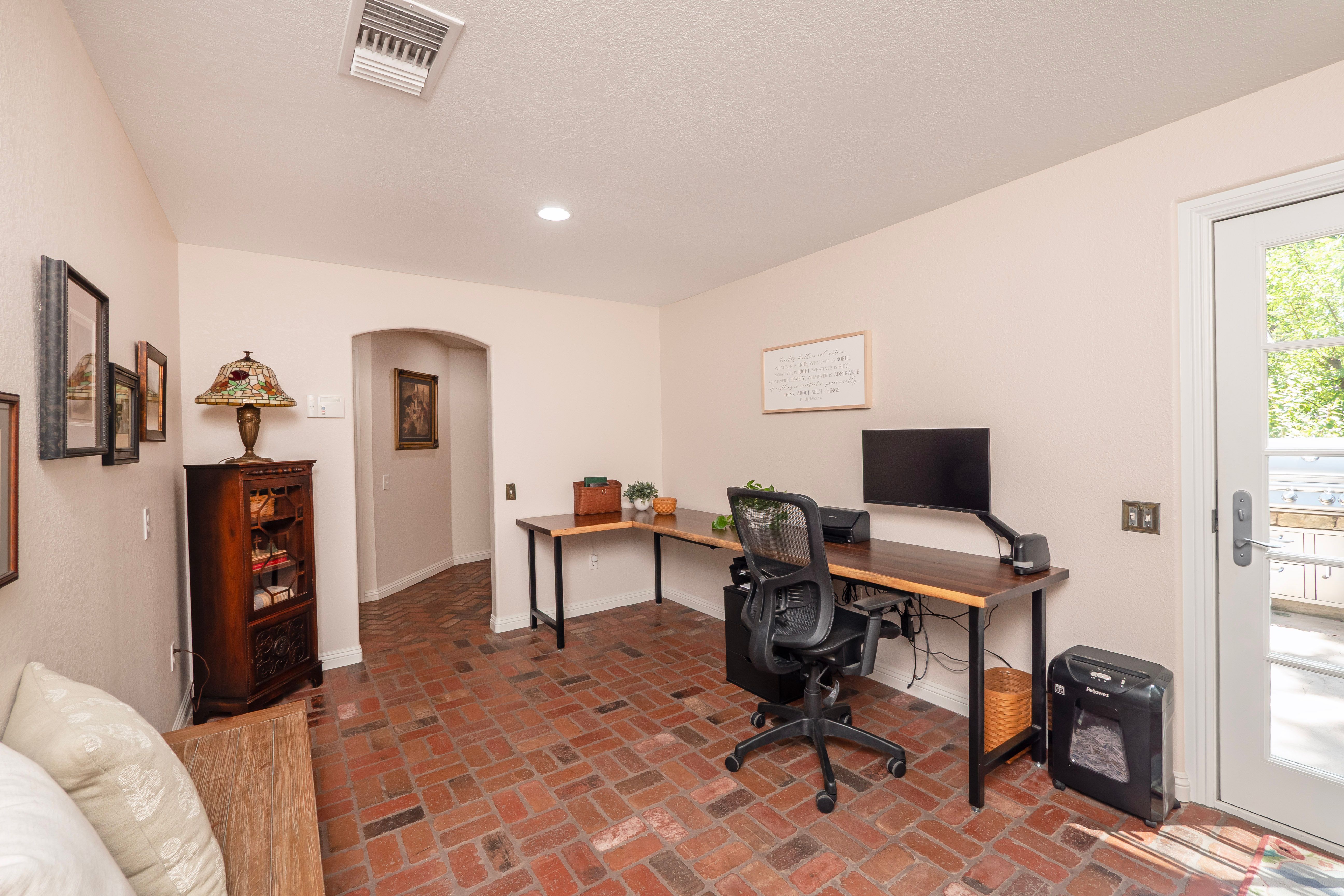  2372 Shadow Hill Drive, Riverside, CA 92506 - 物件實景