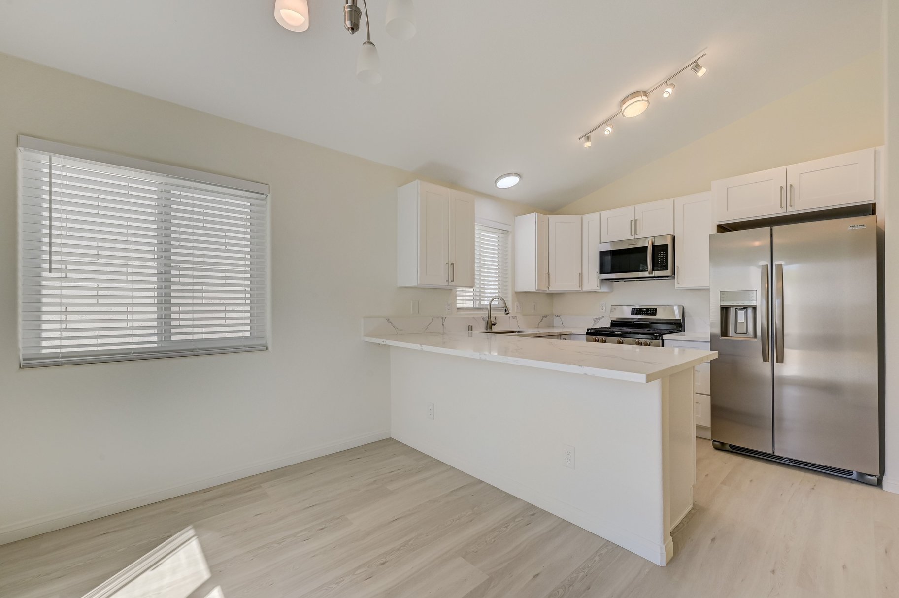  Newly Updated 3 Bed 2 Bath - 物件實景