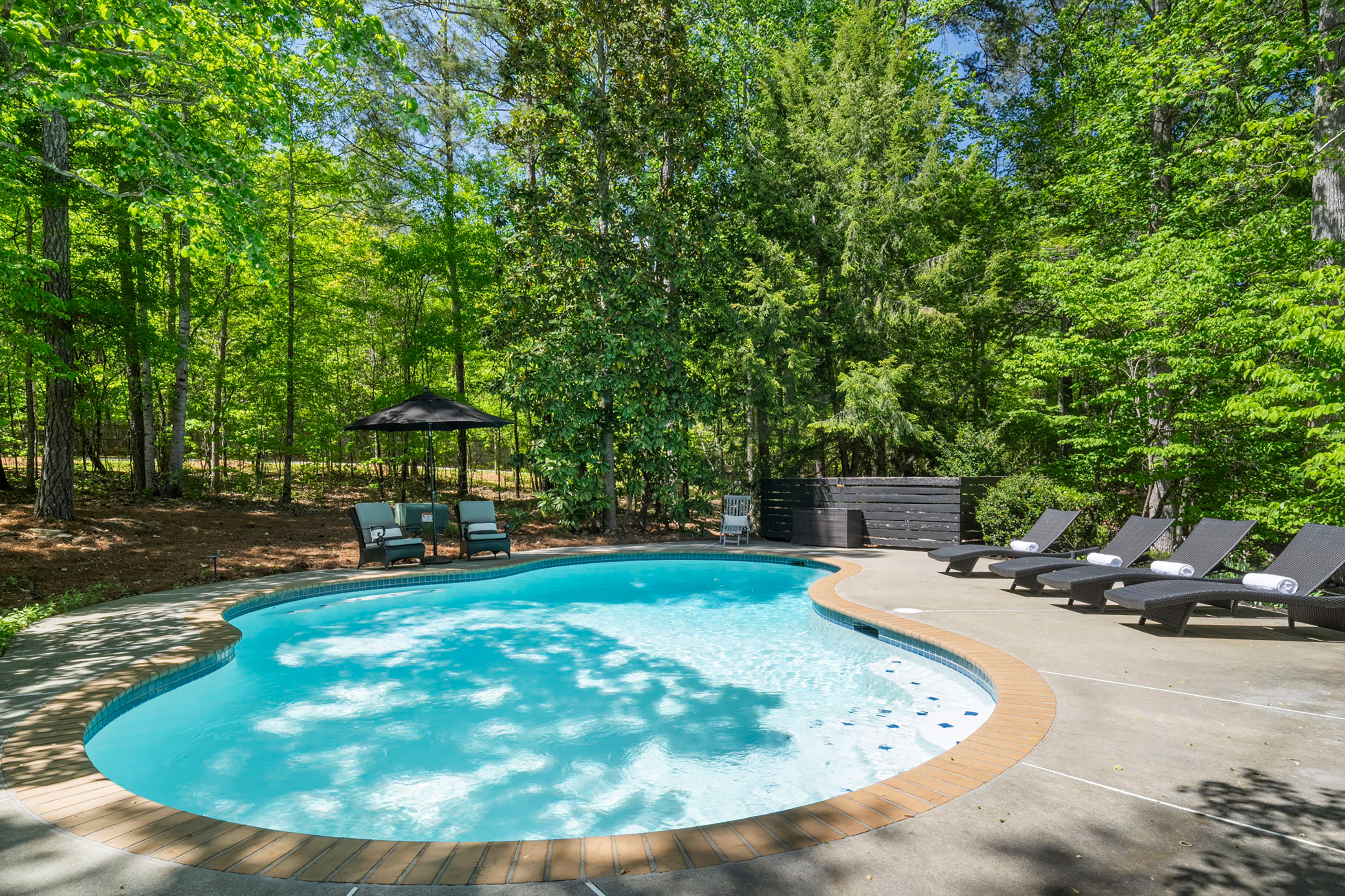 Live Timeless in Coveted Farmhouse on 4+ Private Gated Acres In Roswell - 物件實景
