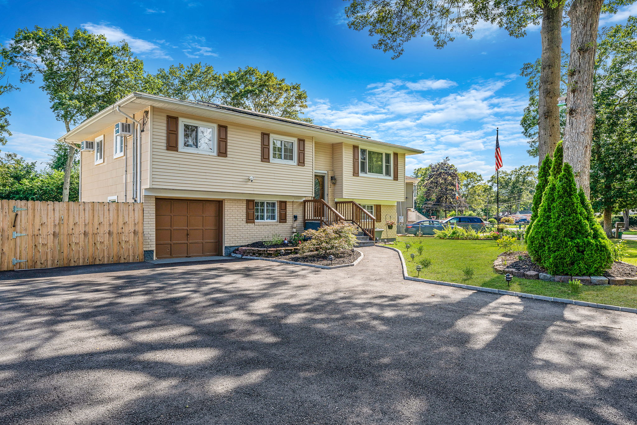 Holbrook, New York, 11741, United States, 4 Bedrooms Bedrooms, ,2 BathroomsBathrooms,Residential,For Sale,1921104