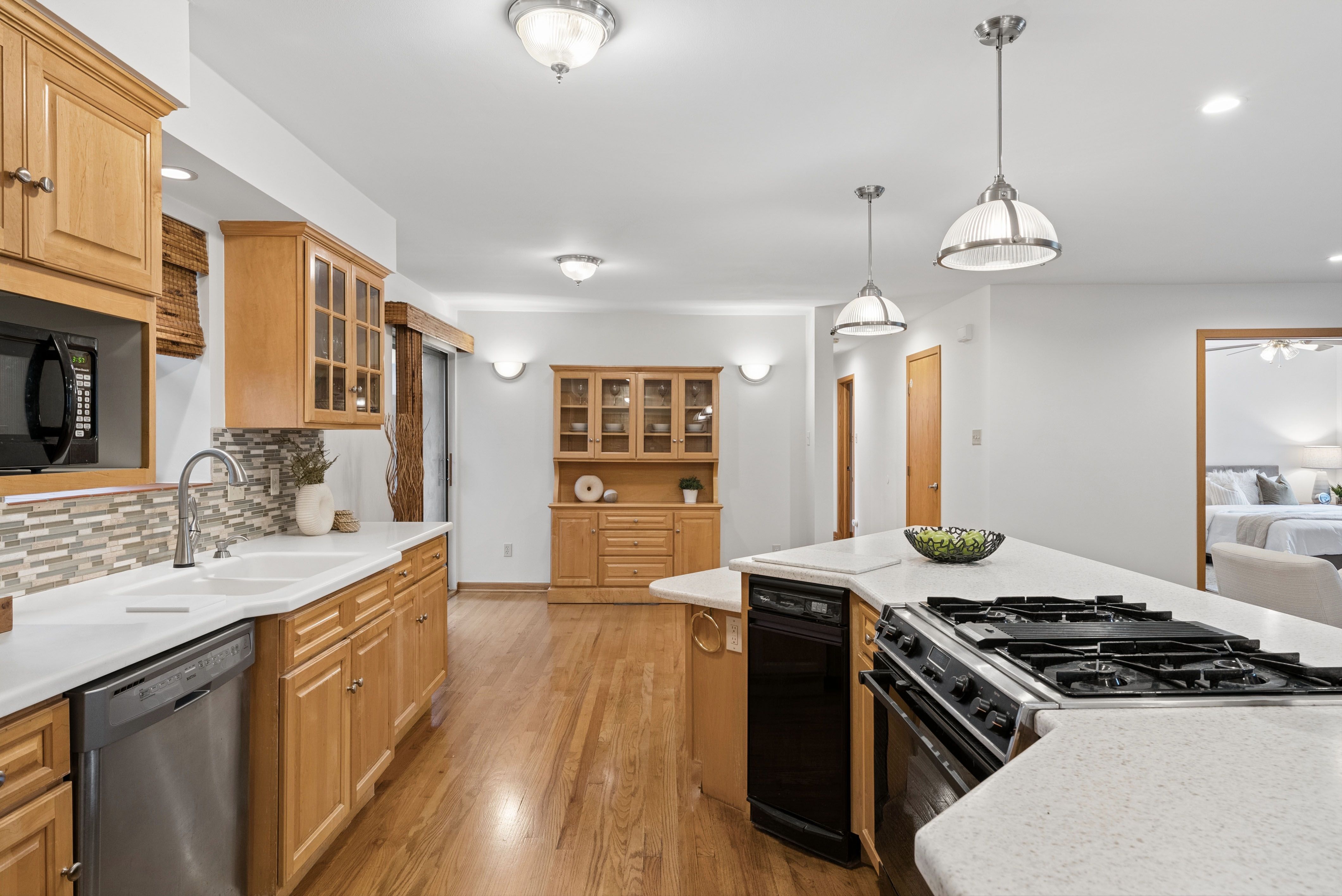  Welcome to 545 Estes Street, a bright, charming ranch-style home in an establish - 物件實景