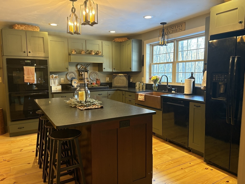 Northbridge, Massachusetts, 01588, United States, 4 Bedrooms Bedrooms, ,2 BathroomsBathrooms,Residential,For Sale,2015326