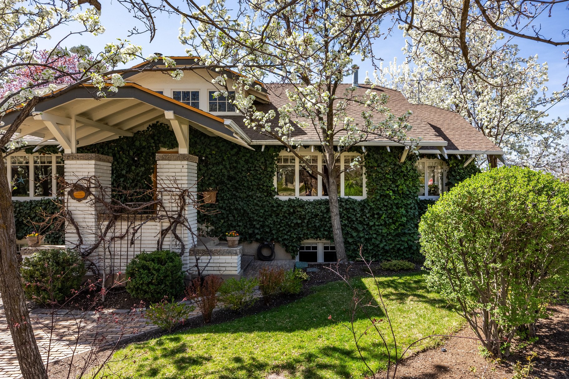  Timeless Bungalow with Enjoyable Outdoor Living - 物件實景