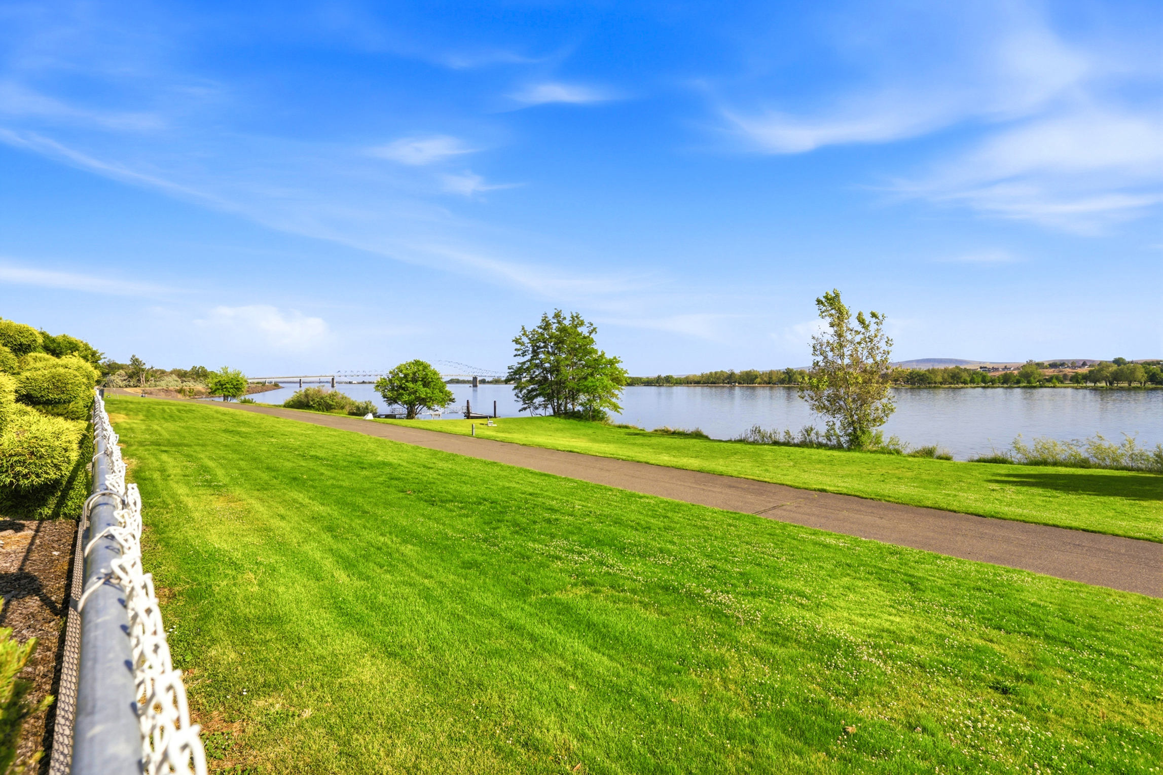  Prime Columbia River Frontage, Pool, large lot - 物件實景