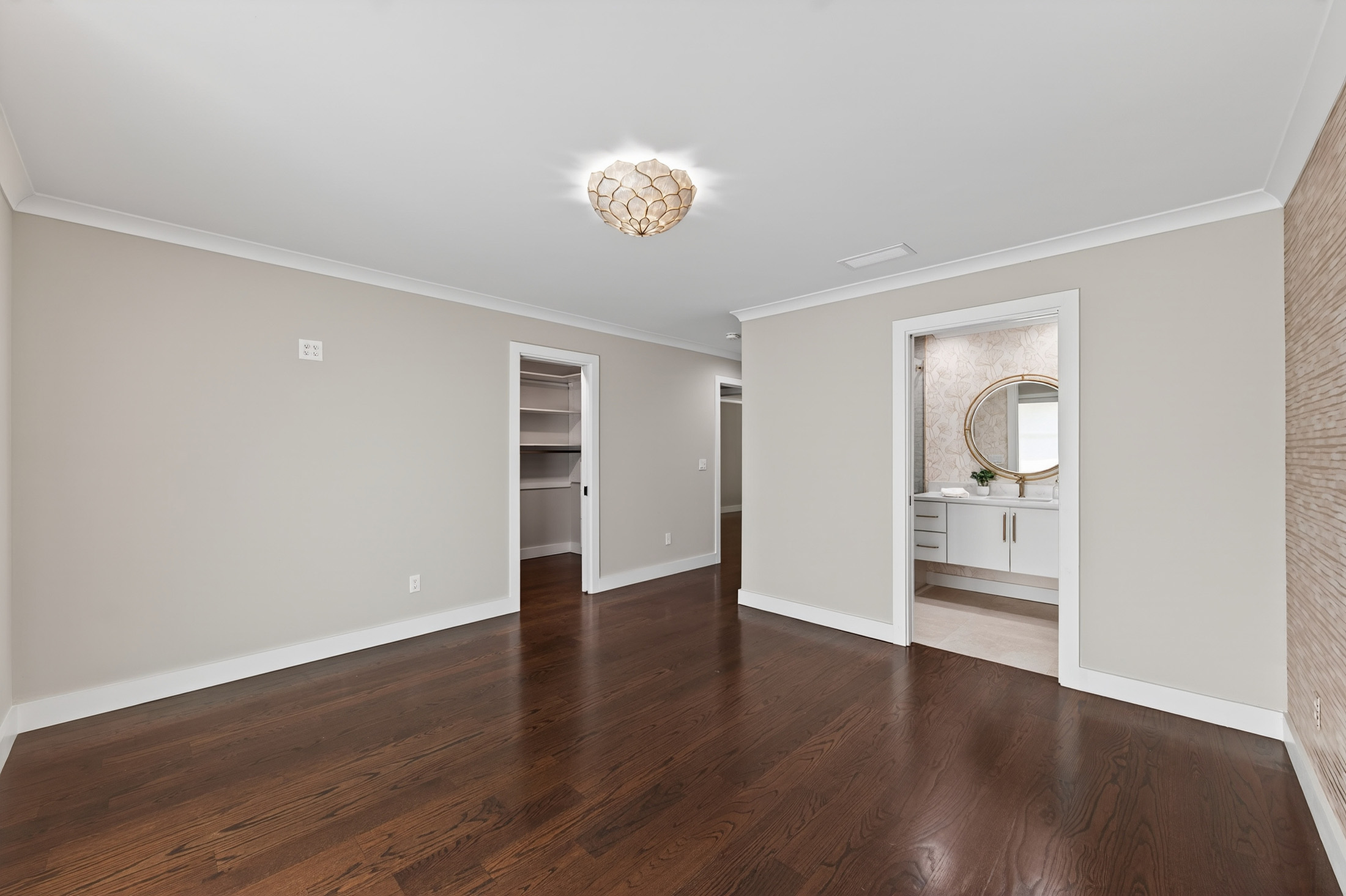  A Rare Turnkey Opportunity in the Center of it All - 物件實景