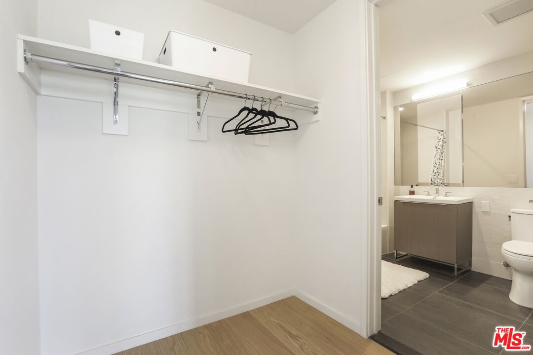 Los Angeles, California, 90017, United States, 1 Bedroom Bedrooms, ,2 BathroomsBathrooms,Residential,For Sale,1987856