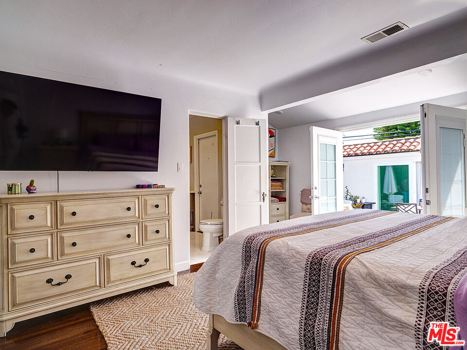 Los Angeles, California, 90019, United States, 4 Bedrooms Bedrooms, ,3 BathroomsBathrooms,Residential,For Sale,1924996