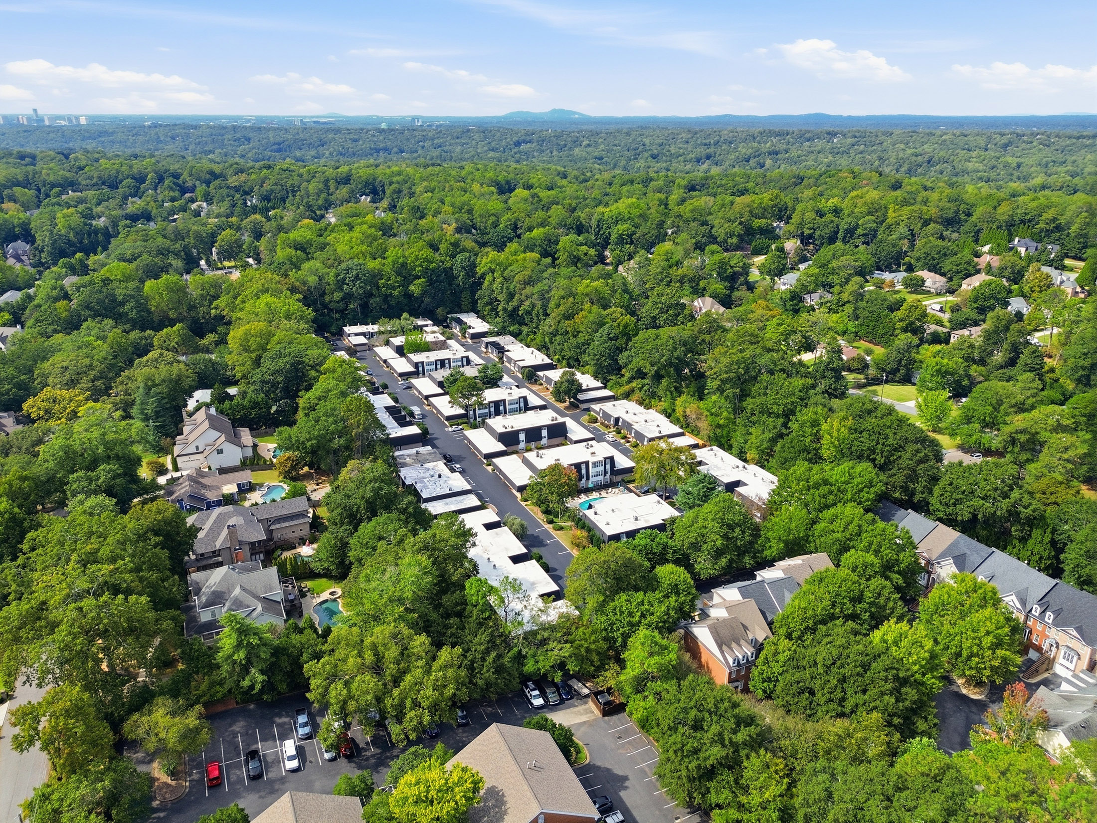  Tucked within The Cloisters in Sandy Springs - 物件實景