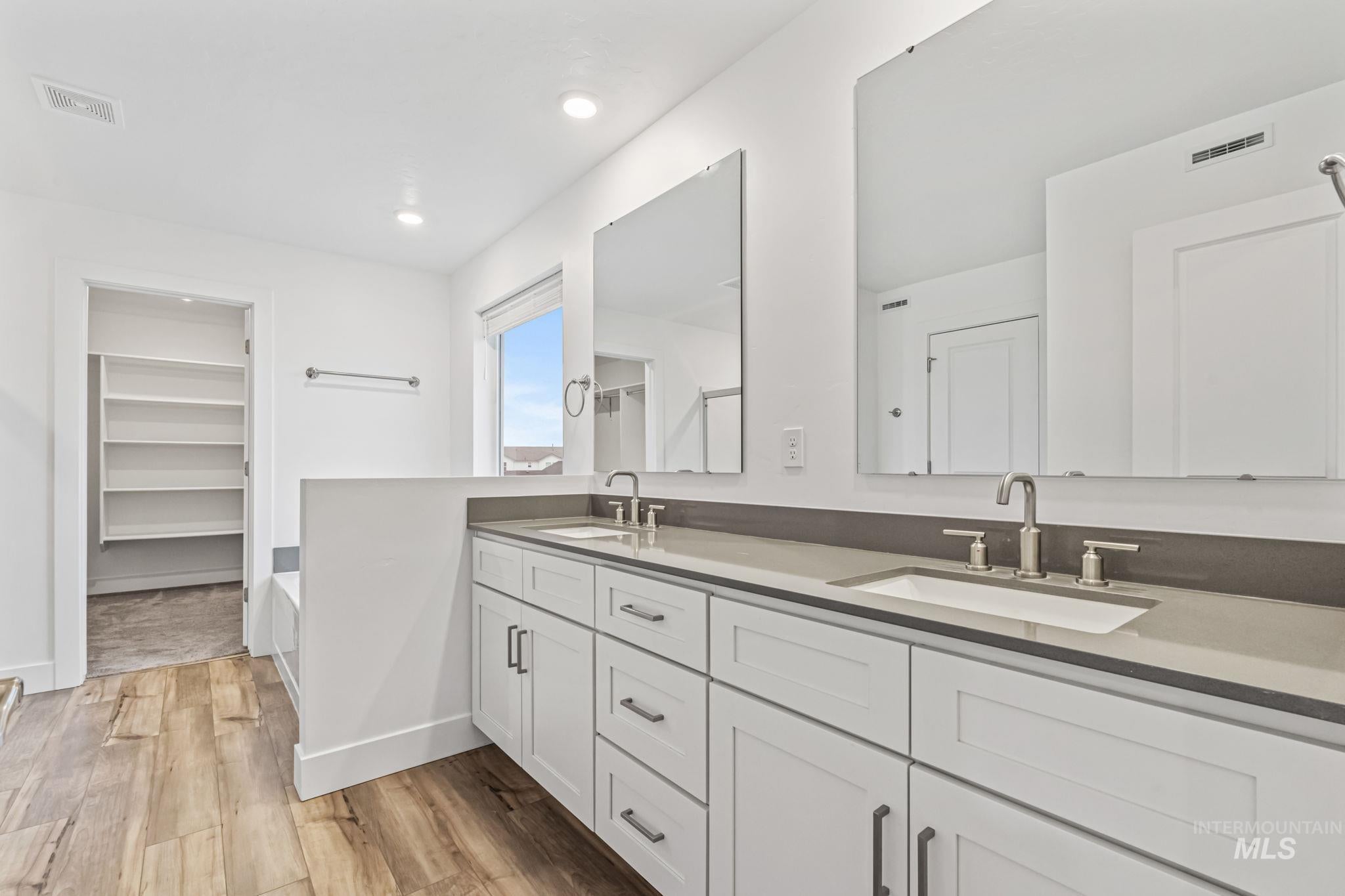 Caldwell, Idaho, 83607, United States, 4 Bedrooms Bedrooms, ,3 BathroomsBathrooms,Residential,For Sale,2005985