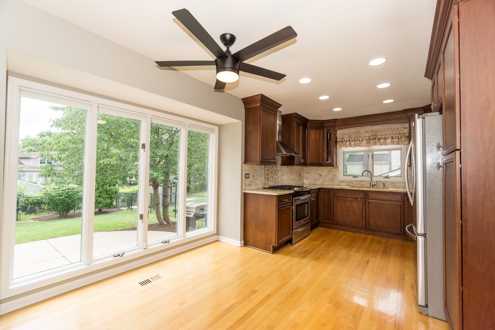 Arlington Heights, Illinois, 60005, United States, 5 Bedrooms Bedrooms, ,3 BathroomsBathrooms,Residential,For Sale,1921058