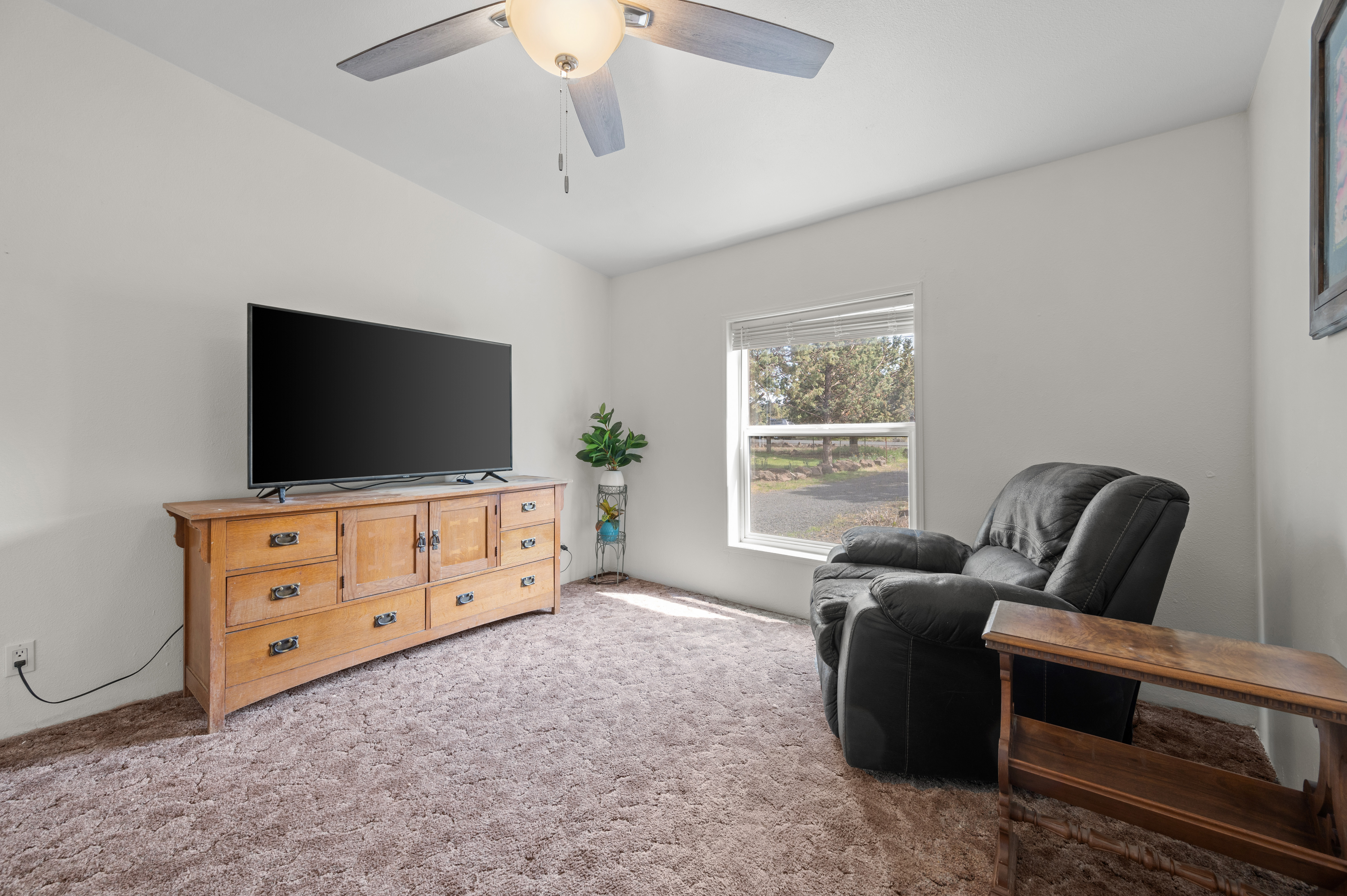 Prineville, Oregon, 97754, United States, 3 Bedrooms Bedrooms, ,2 BathroomsBathrooms,Residential,For Sale,1821437