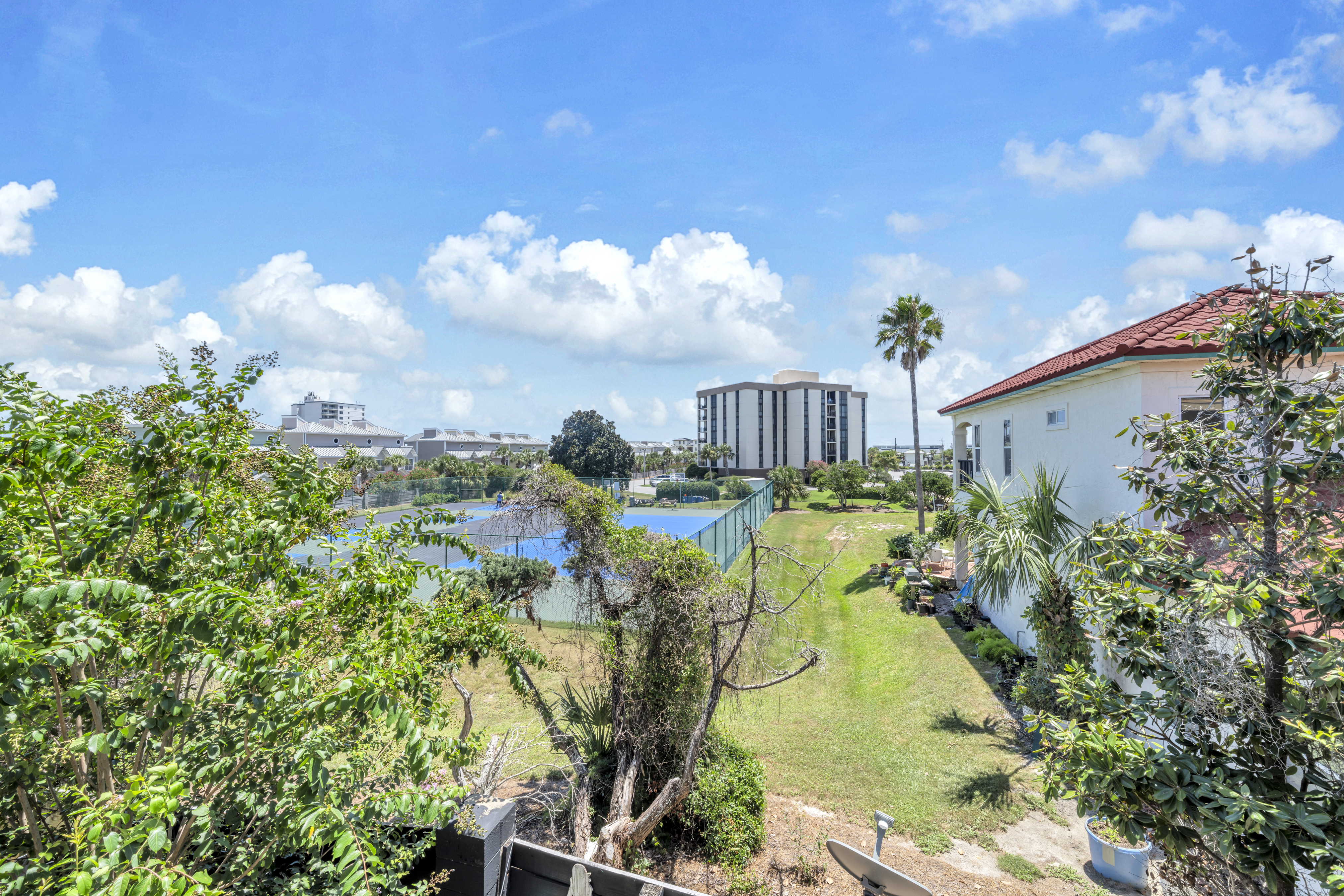  Turnkey Coastal Retreat With Private Garden Oasis - 物件實景