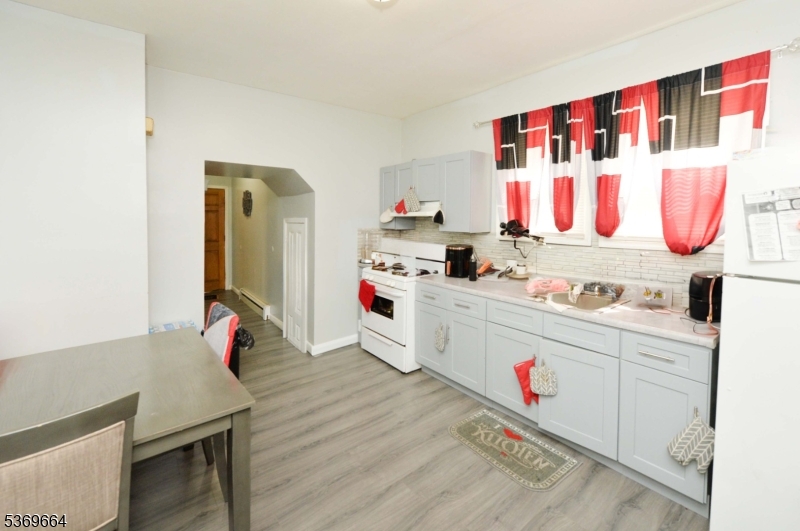 Irvington Twp., New Jersey, 07111, United States, 5 Bedrooms Bedrooms, ,3 BathroomsBathrooms,Residential,For Sale,1895417
