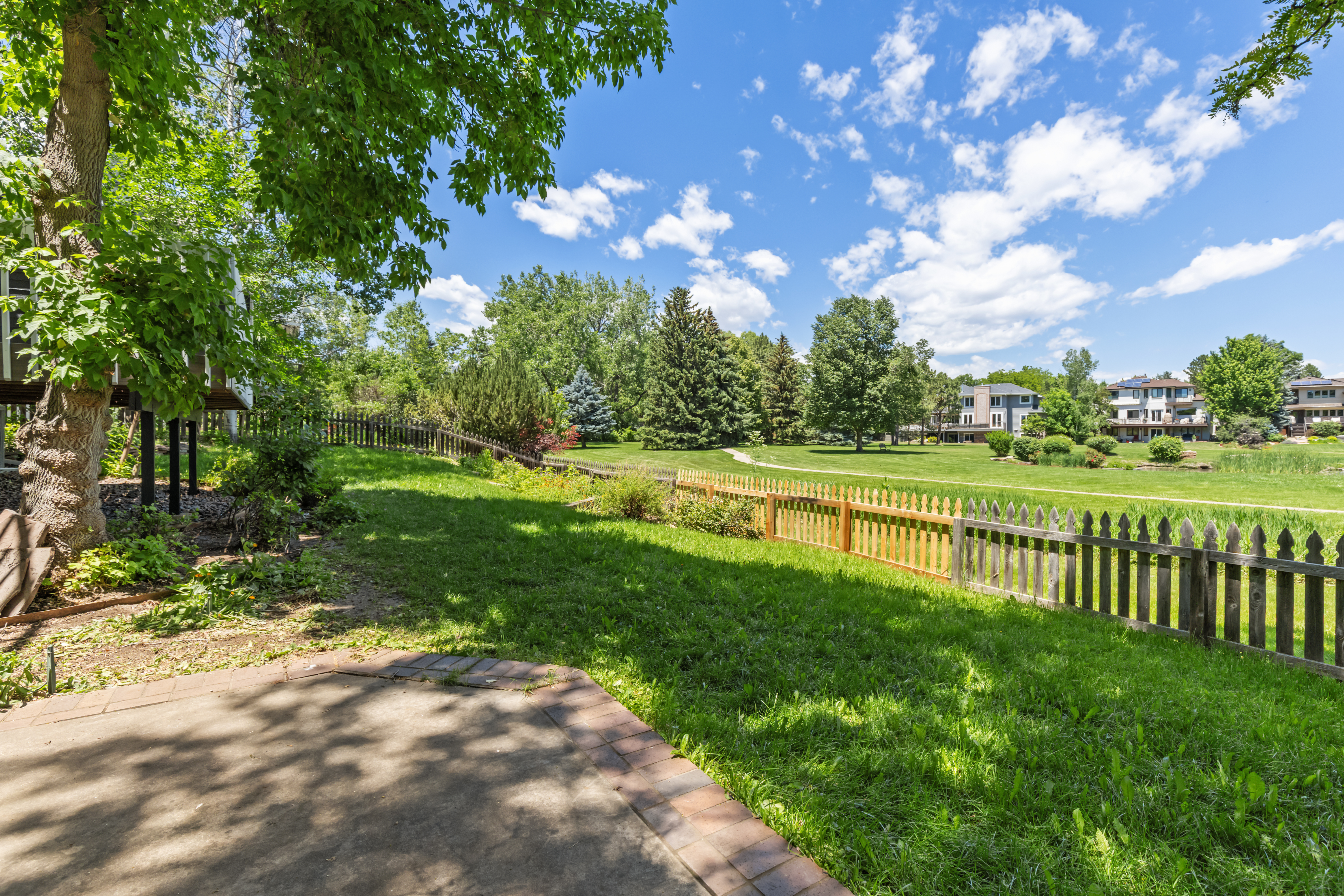  Backing To Private Open Space And A Tranquil Pond - 物件實景