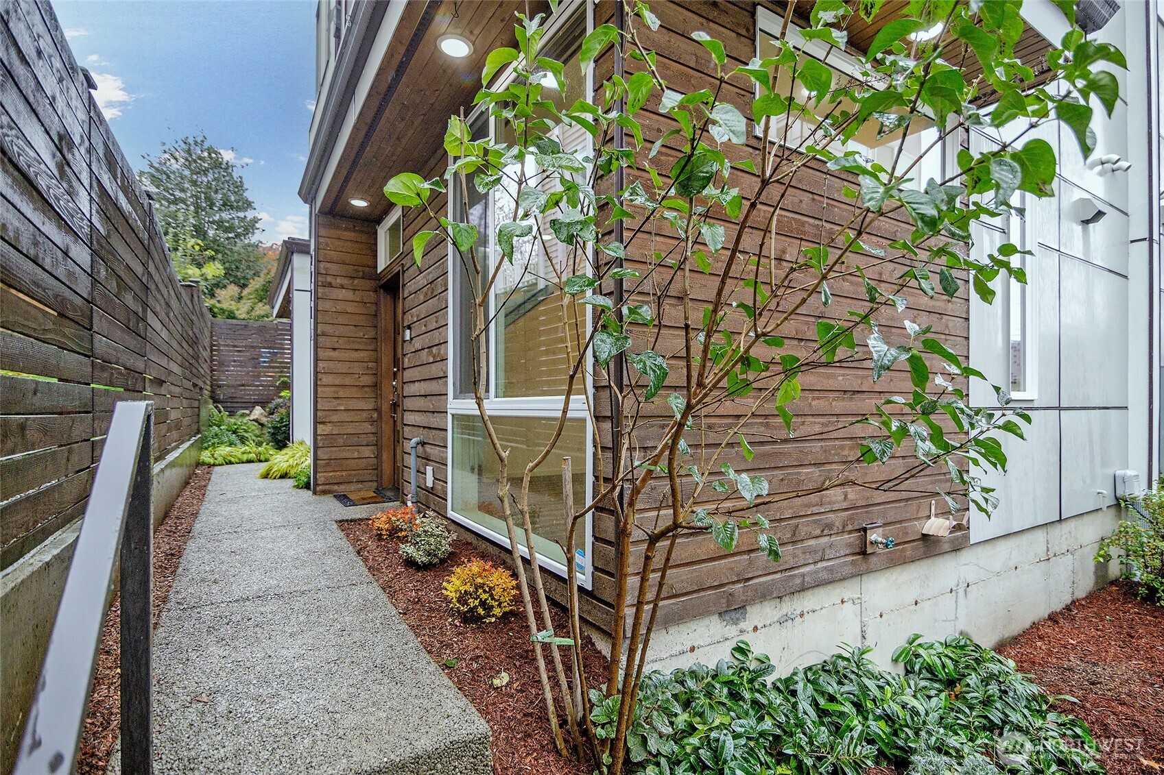 Seattle, Washington, 98103, United States, 2 Bedrooms Bedrooms, ,1 BathroomBathrooms,Residential,For Sale,1991095