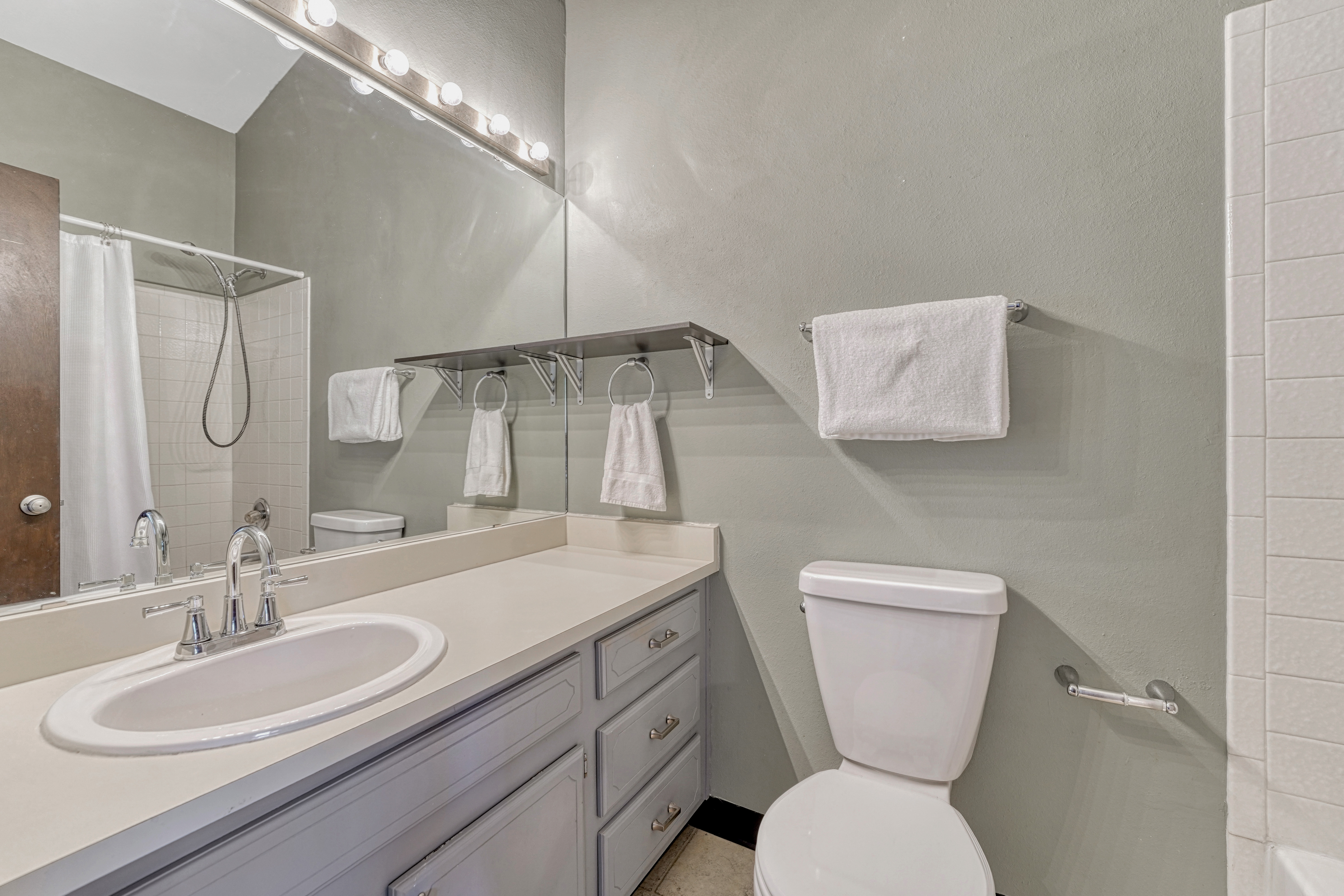  Sunlit Townhouse with Mountain Views & Private Patio - 物件實景