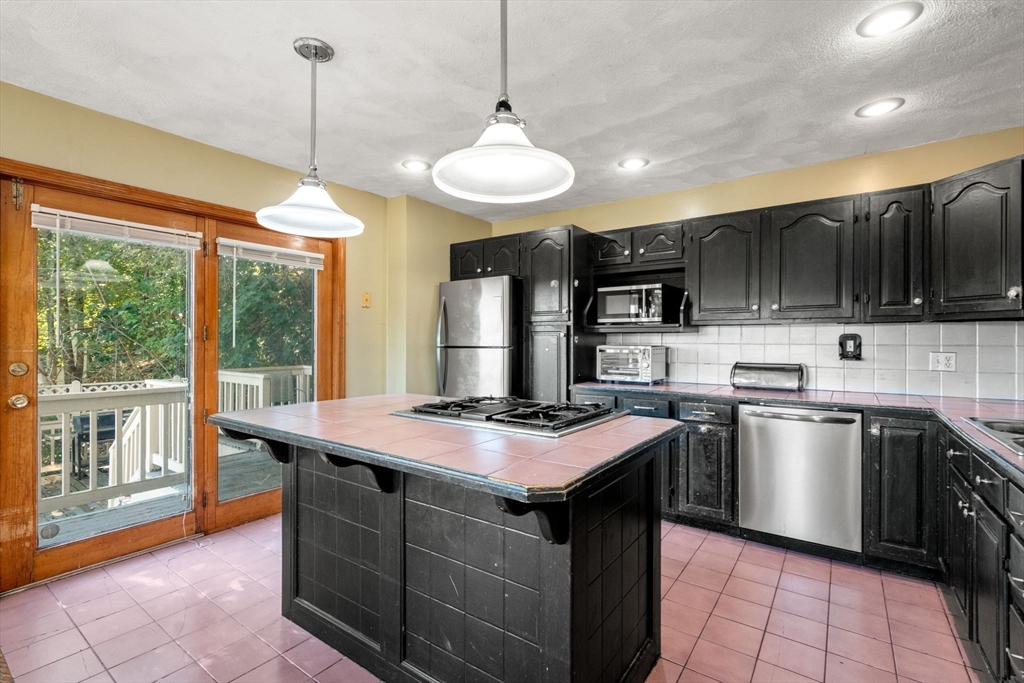 Saugus, Massachusetts, 01906, United States, 5 Bedrooms Bedrooms, ,3 BathroomsBathrooms,Residential,For Sale,1932176