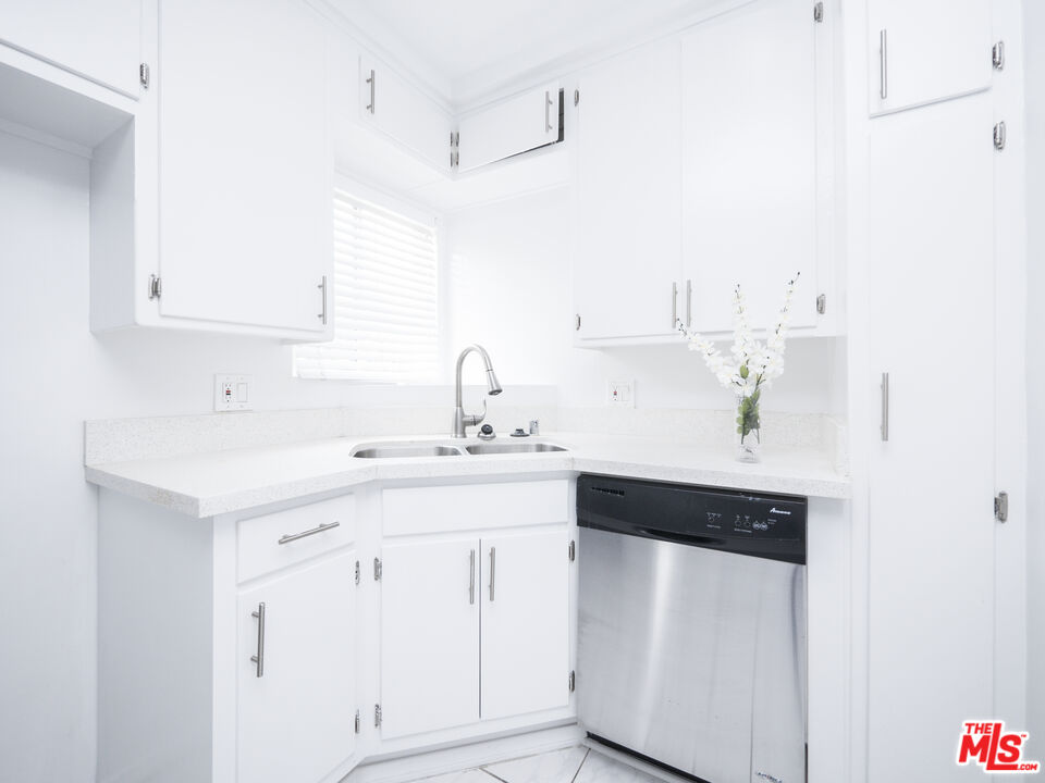 Los Angeles, California, 90066, United States, 4 Bedrooms Bedrooms, ,Residential,For Sale,1991946