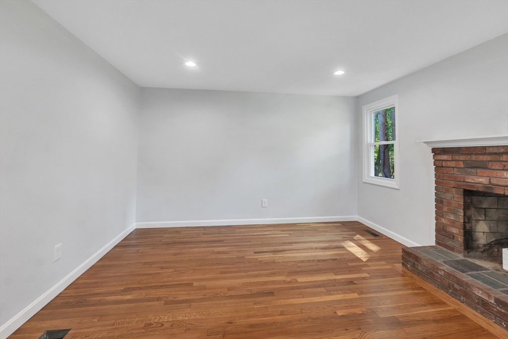 North Attleboro, Massachusetts, 02760, United States, 3 Bedrooms Bedrooms, ,Residential,For Sale,1872136