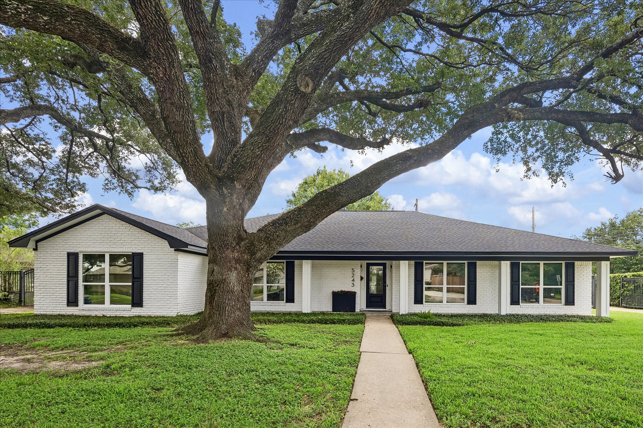  5243 Caversham Drive - 物件實景