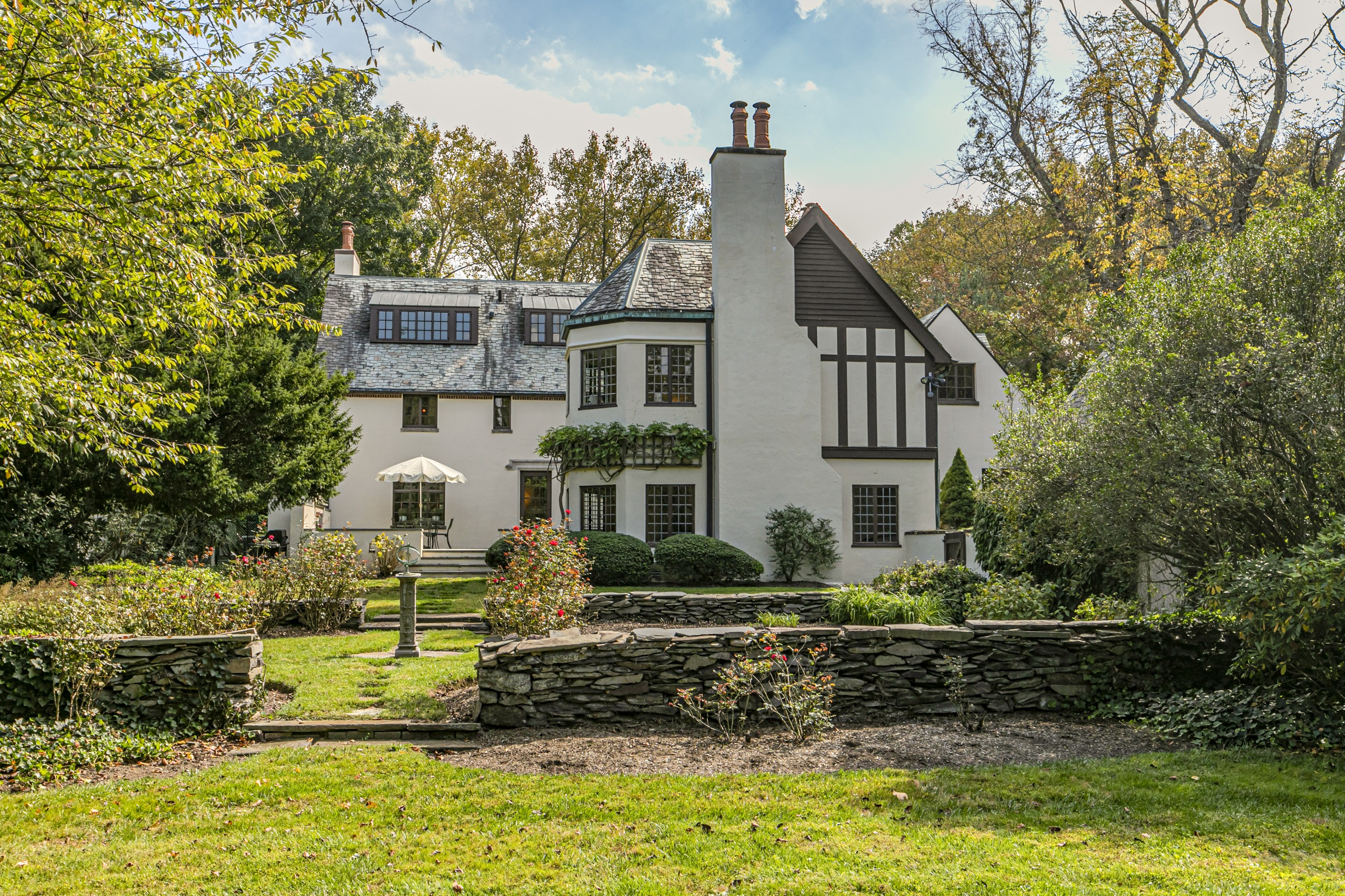  Modernized Tudor on a Magnificent Oversized Lot - 物件實景