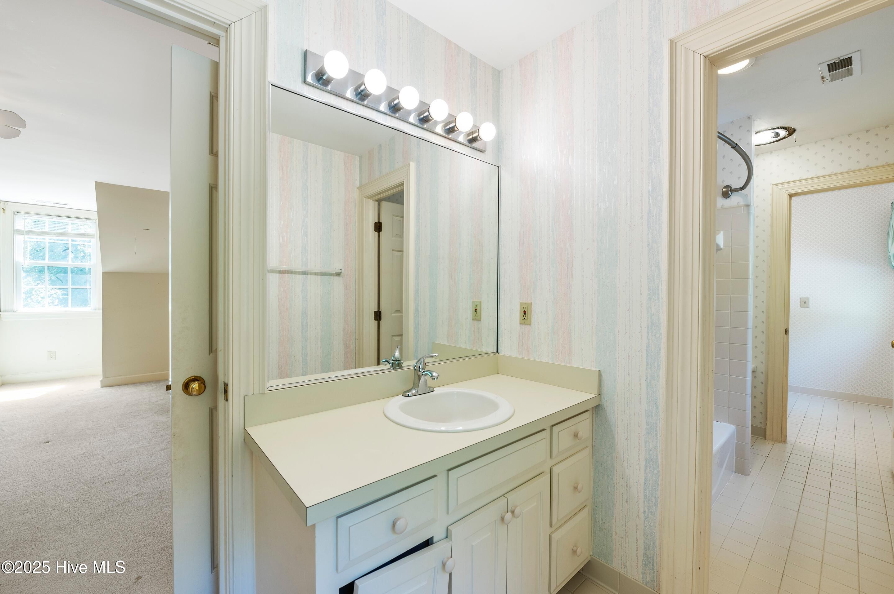 Wilmington, North Carolina, 28409, United States, 3 Bedrooms Bedrooms, ,4 BathroomsBathrooms,Residential,For Sale,1942177