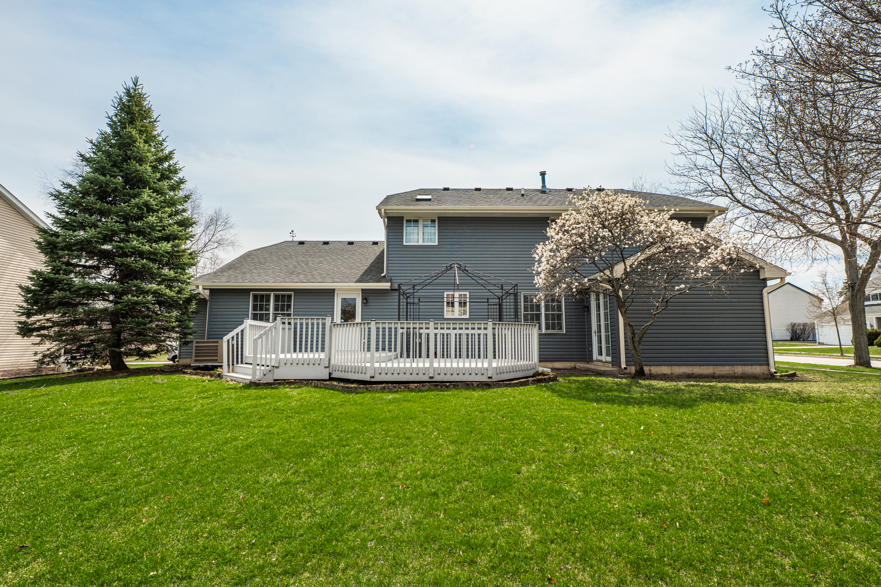  Beautifully Maintained Storybook Home - 物件實景